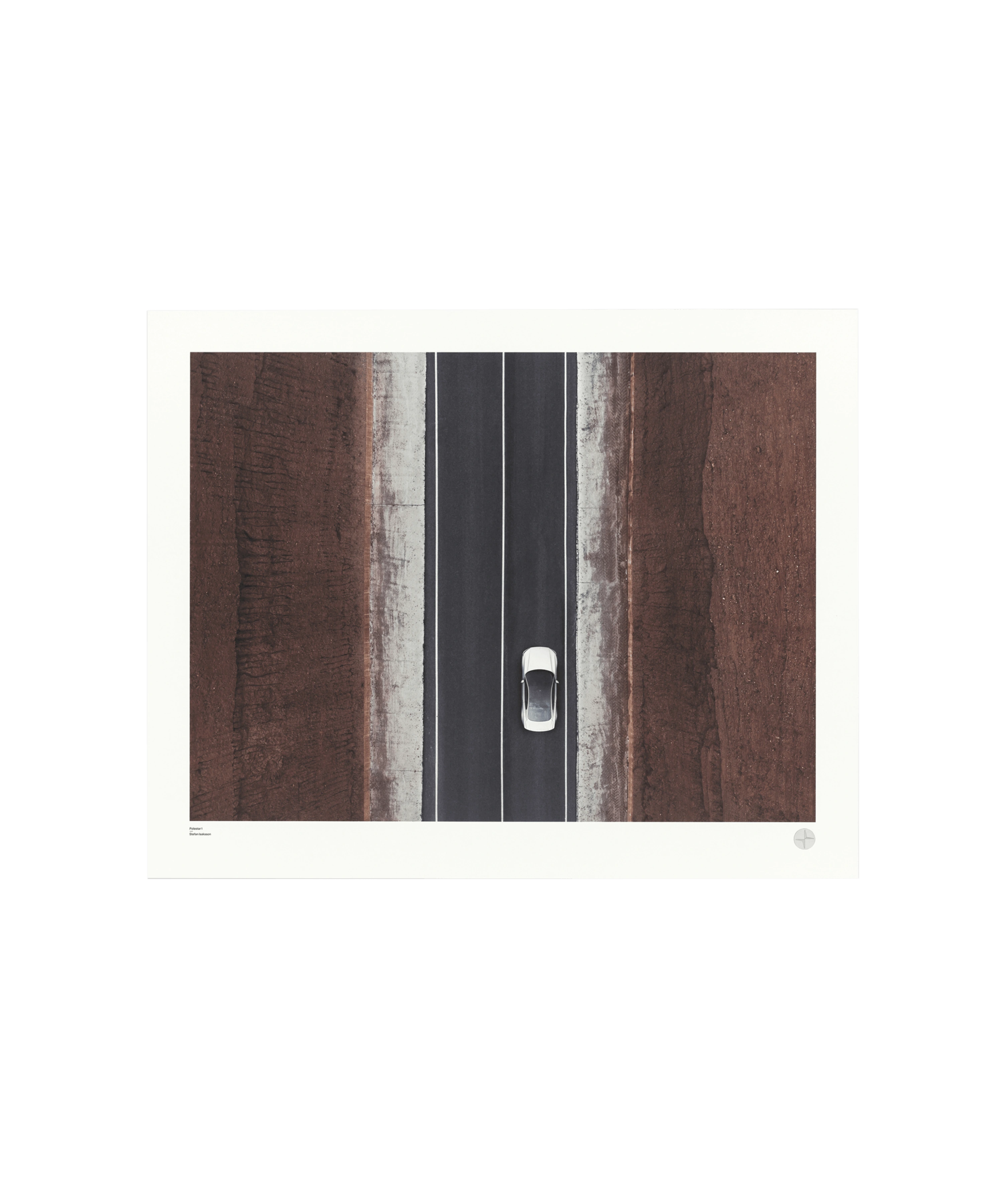 Konsttryck av en Polestar-bil på en rak väg, fotograferad från ovan.