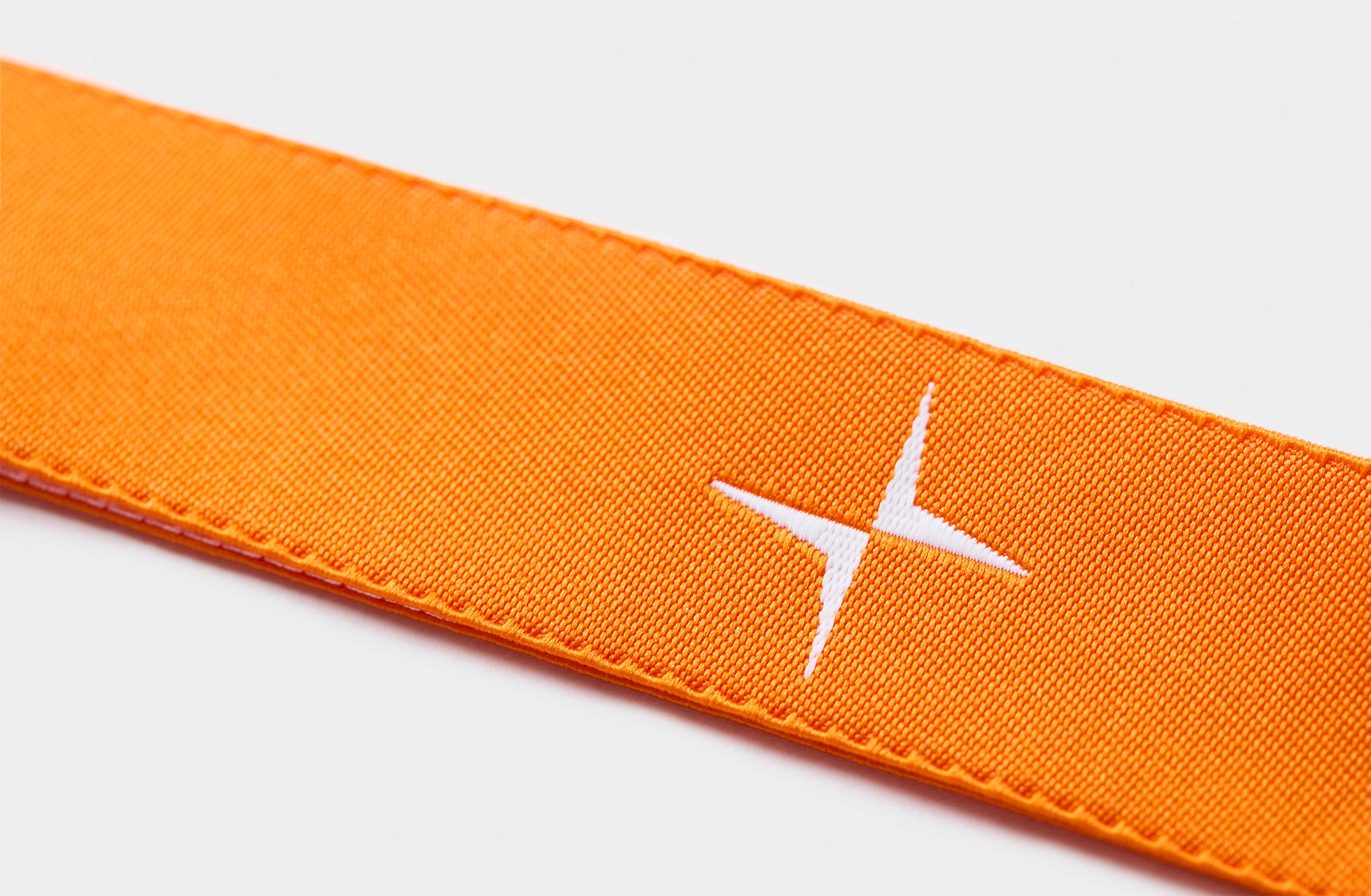 Orange nøglering med teksten "Polestar 4" i hvid skrift