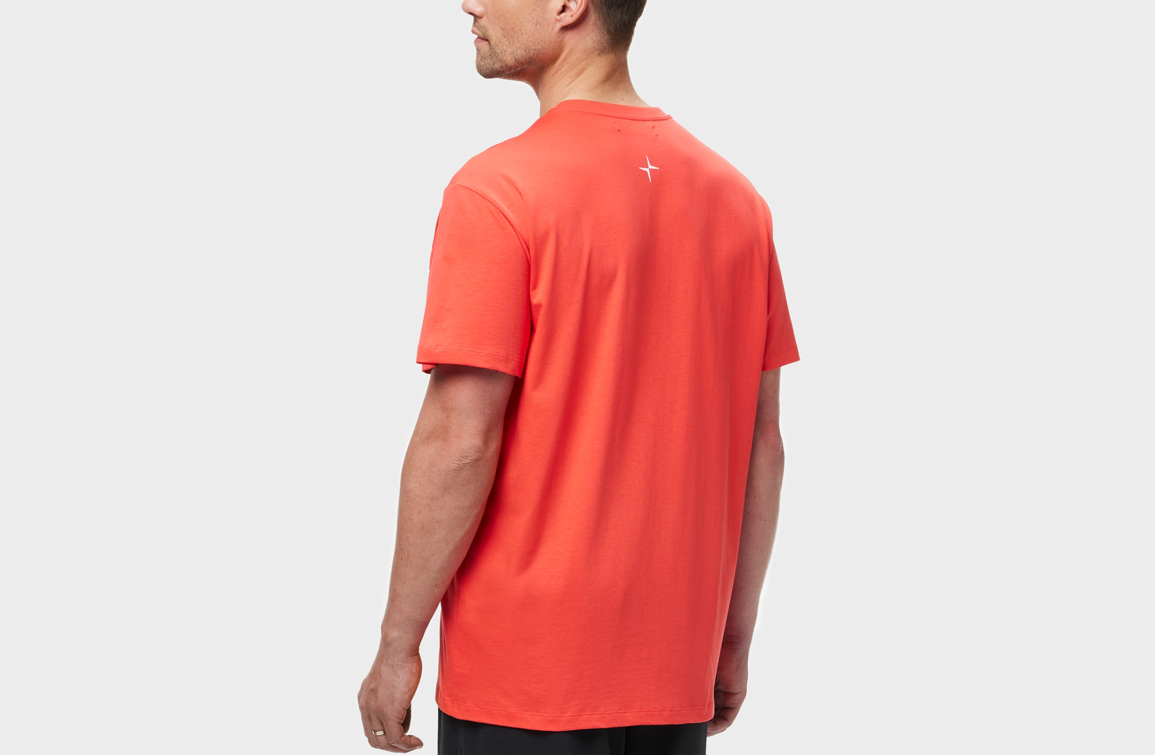 Rood T-shirt met ton-sur-ton Polestar-woordmerk op de linkerborst en klein wit Polestar-logo op de achterkant