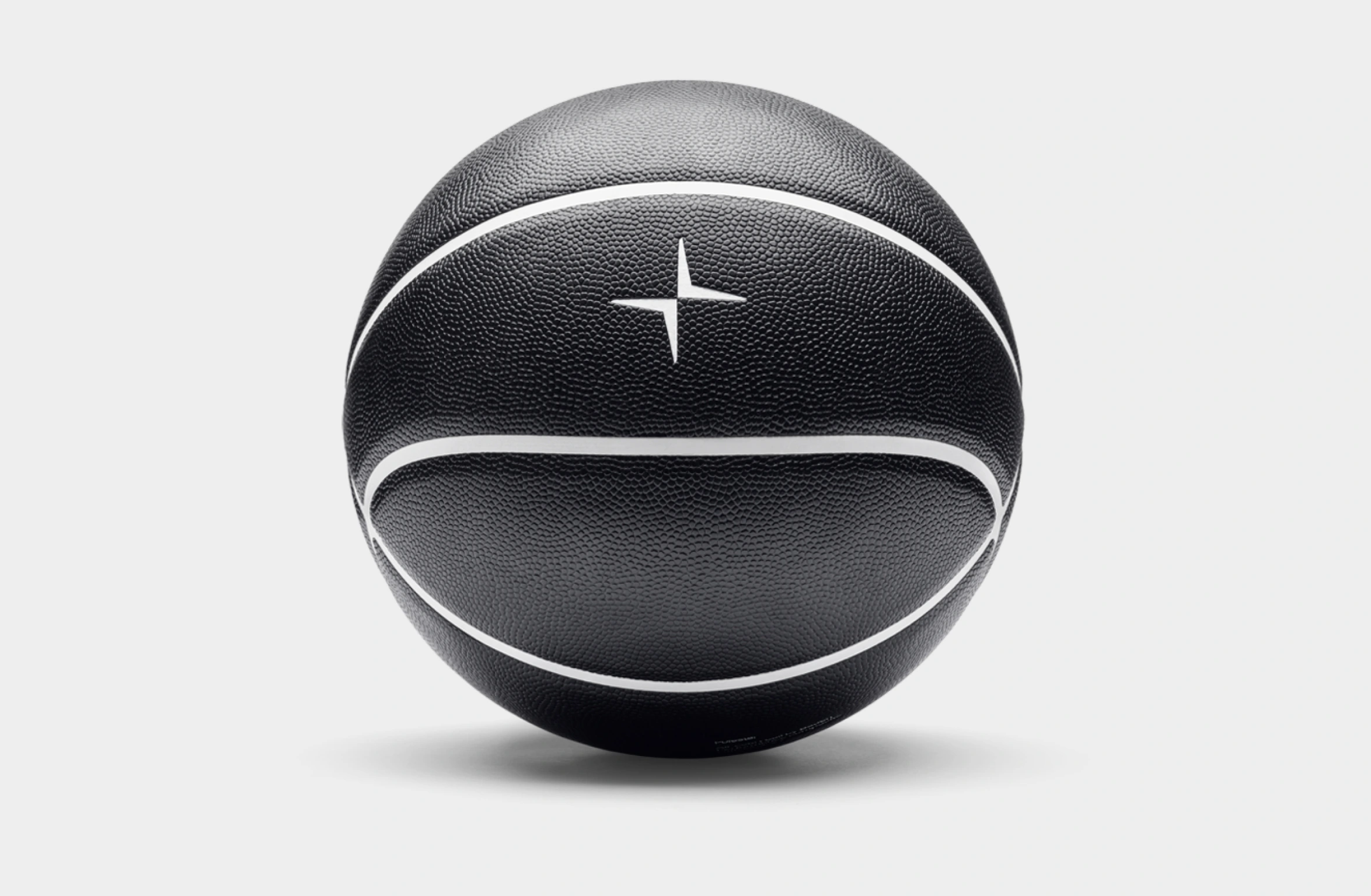 Schwarzer Basketball mit weißen Linien und Polestar Schriftzug