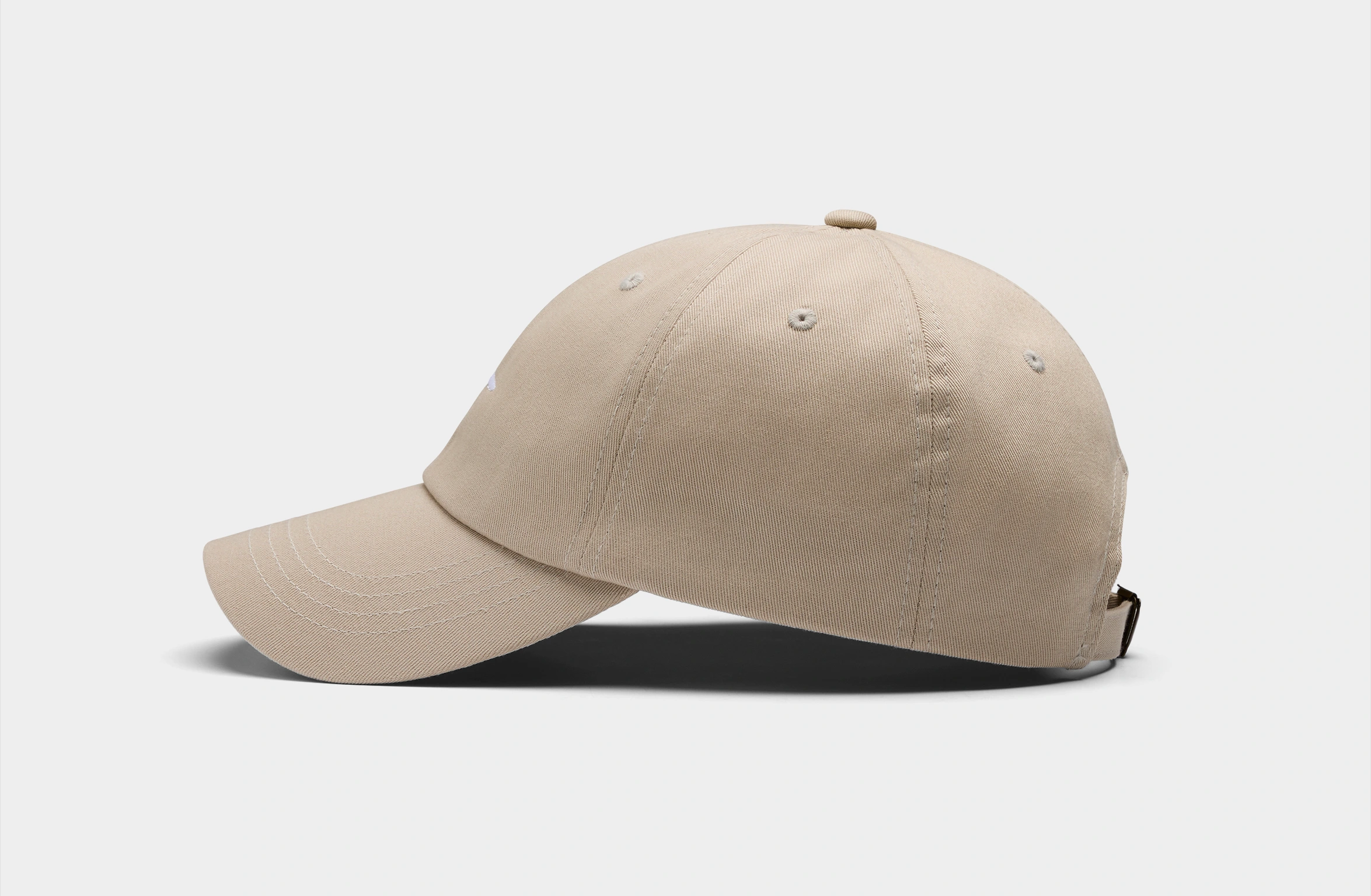 Beige pet met wit Polestar-logo op de voorkant