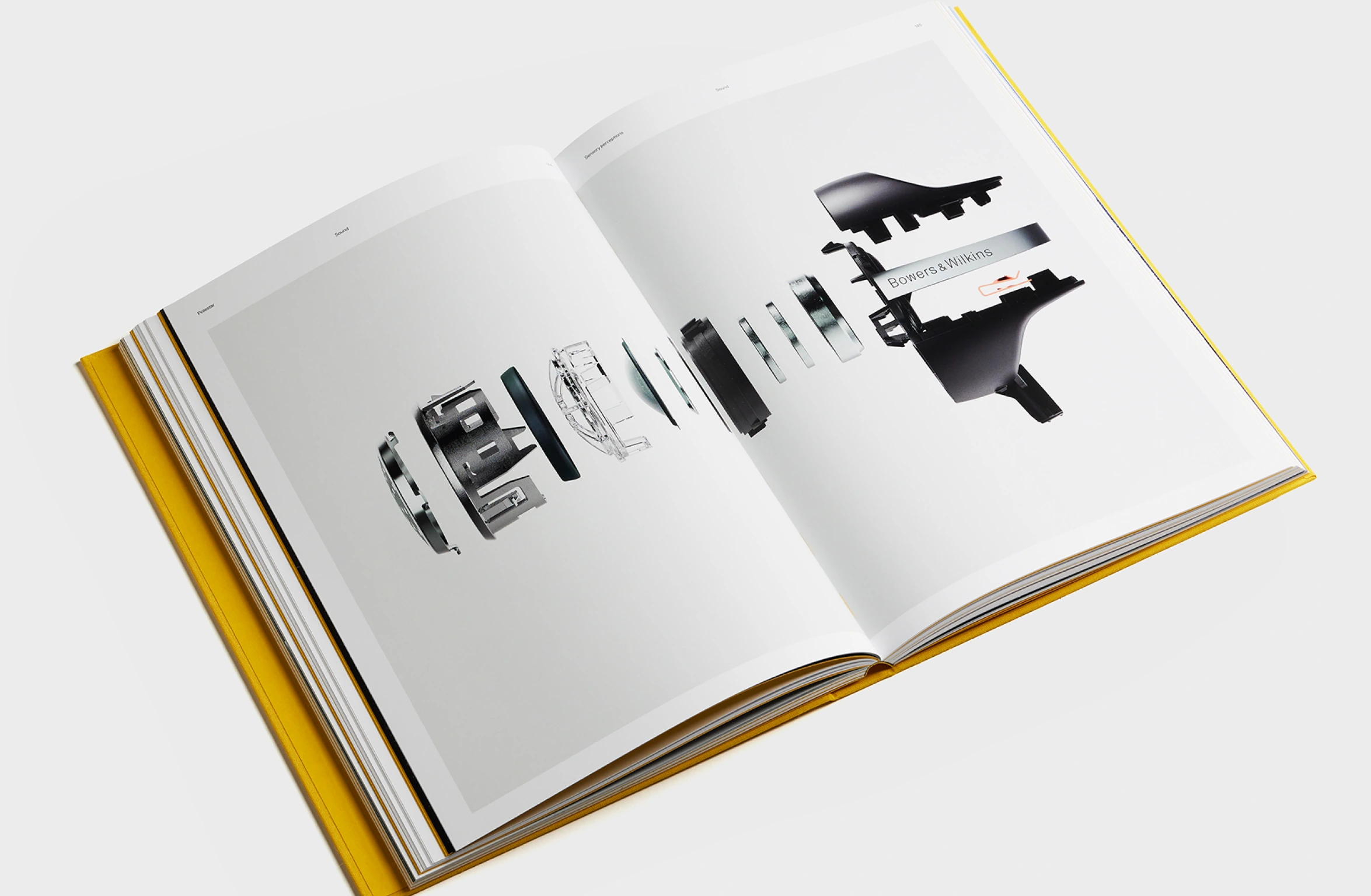 Gelbes Buch mit festem Einband und dem geprägten Schriftzug „Polestar 3“ auf dem Cover