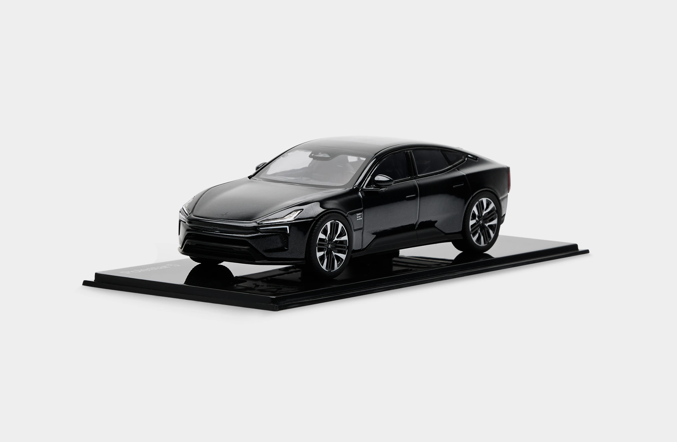 Polestar 5 skalamodel i størrelsesforholdet 1:43 i space