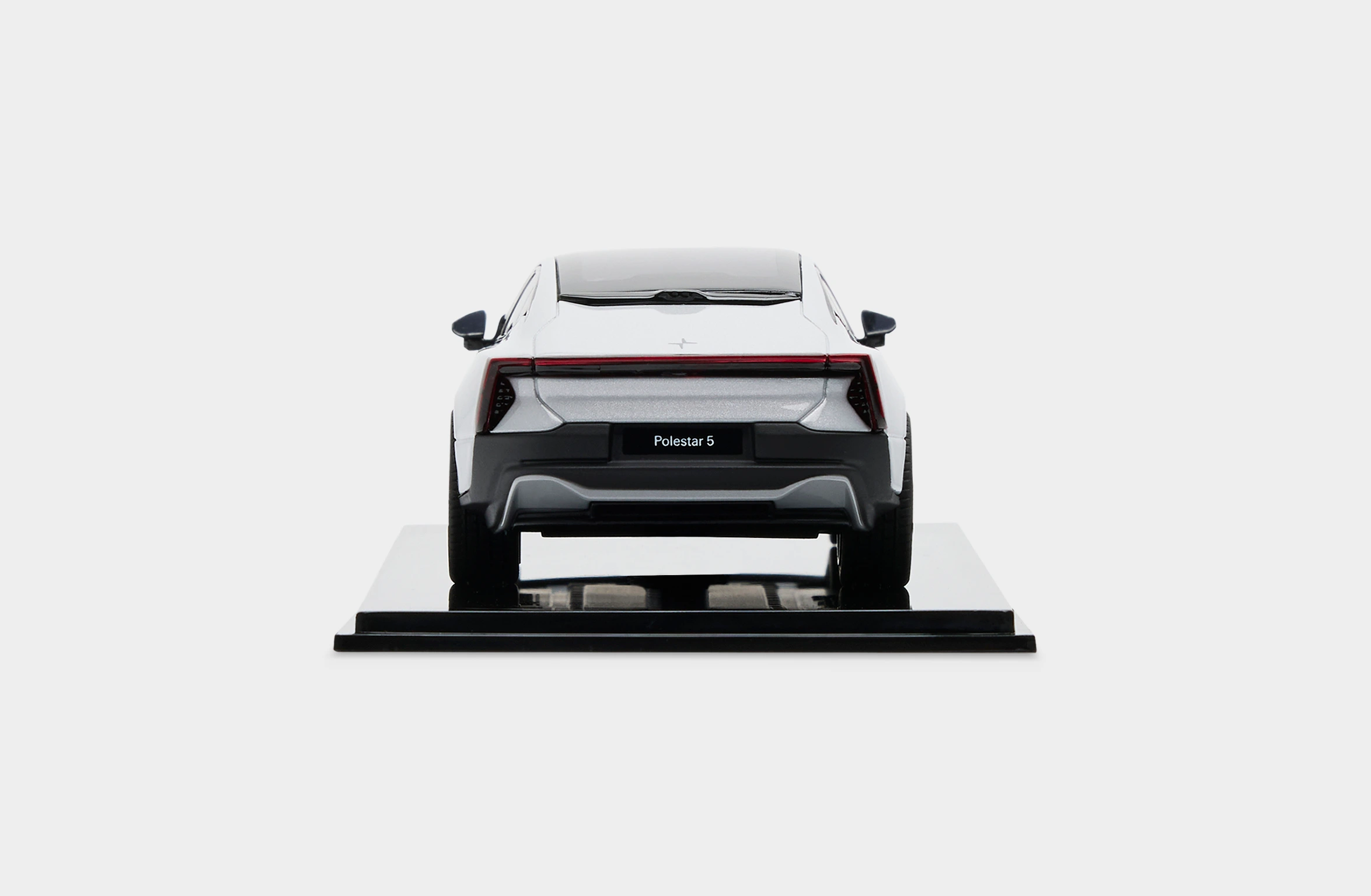 Polestar 5, 1:43 skalamodell i fargen magnesium