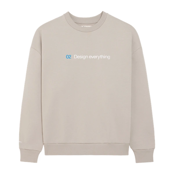 Beige collegetröja med texten "02 Design everything" på framsidan