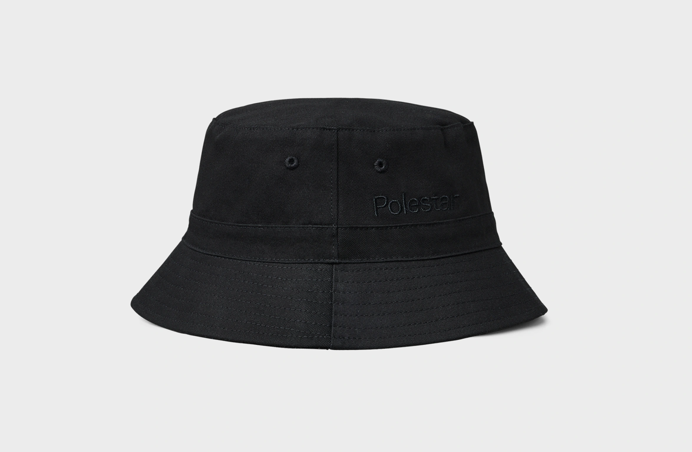 Svart fiskarhatt med ton-i-ton Polestar-ordmärke på sidan