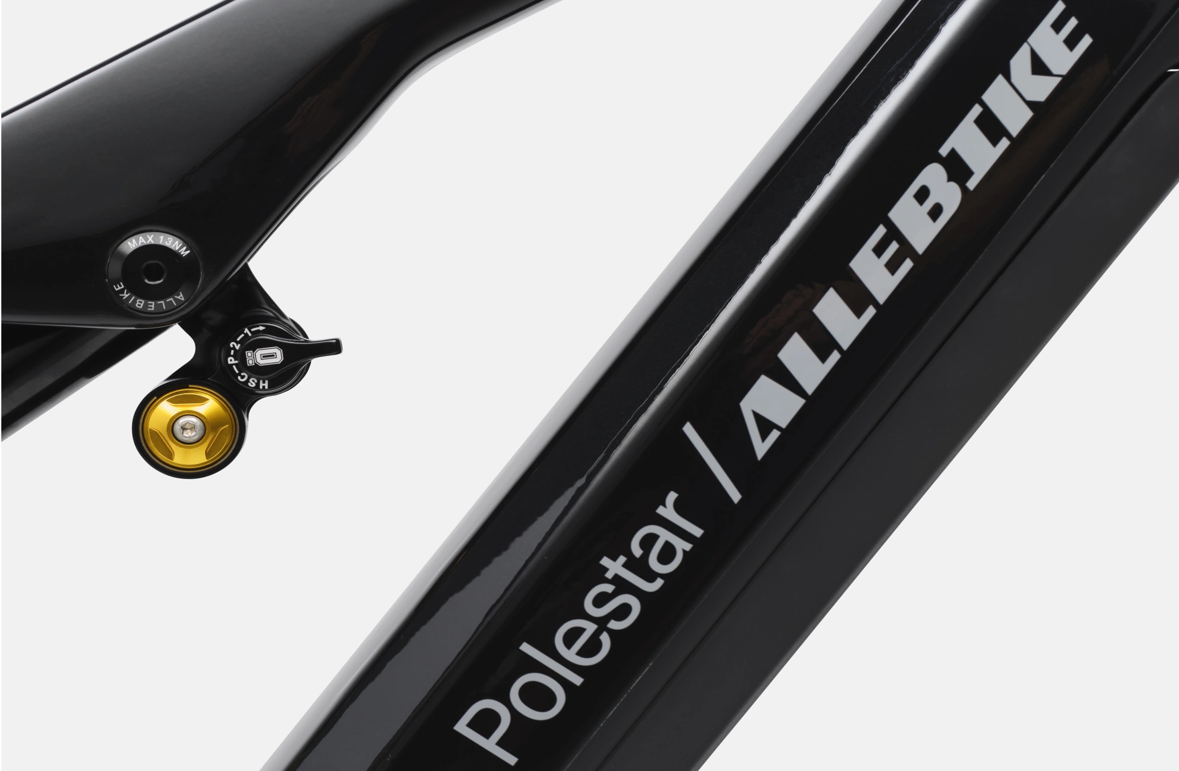 Elektrisk mountainbike med sort kulfiberstel, guldfarvet Öhlins-affjedring og Schwalbe-dæk i samarbejde med Allebike.