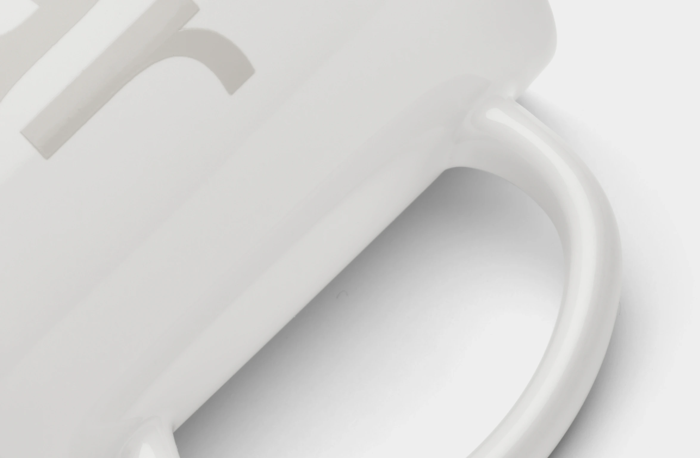 Weißer Becher mit grauem Polestar Schriftzug