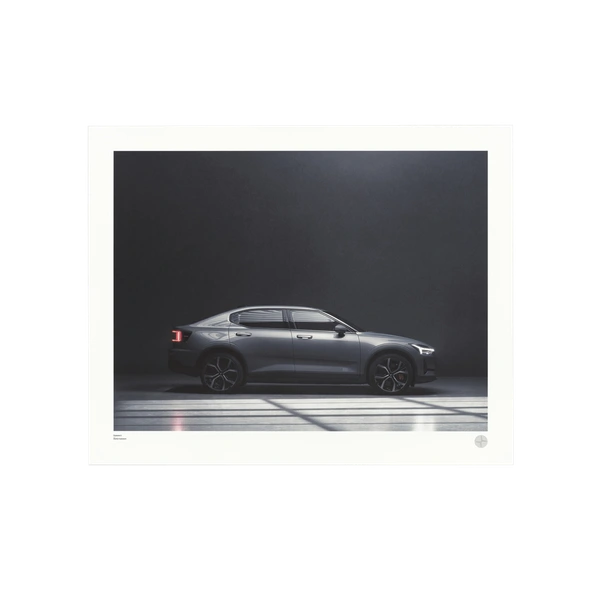 Kunstreproductie van een Polestar in een strakke, minimalistische omgeving met dramatische verlichting.