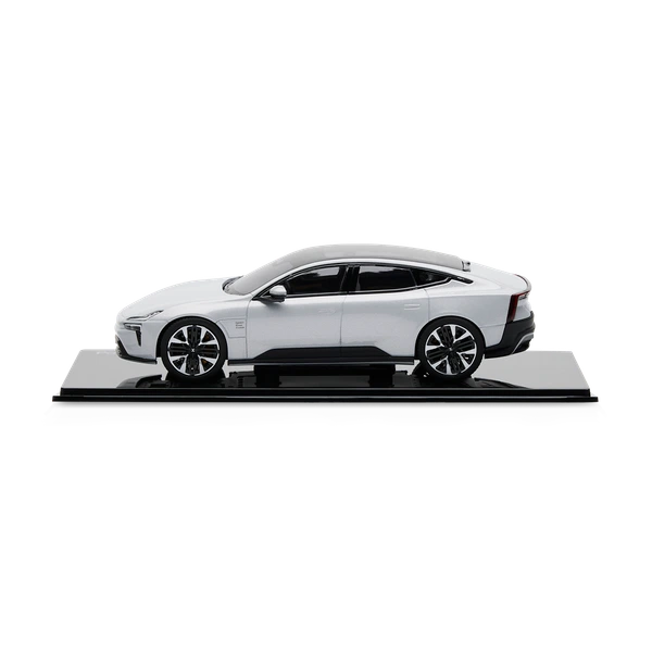 Skalmodell av Polestar 5 i skala 1:43 i färgen magnesium