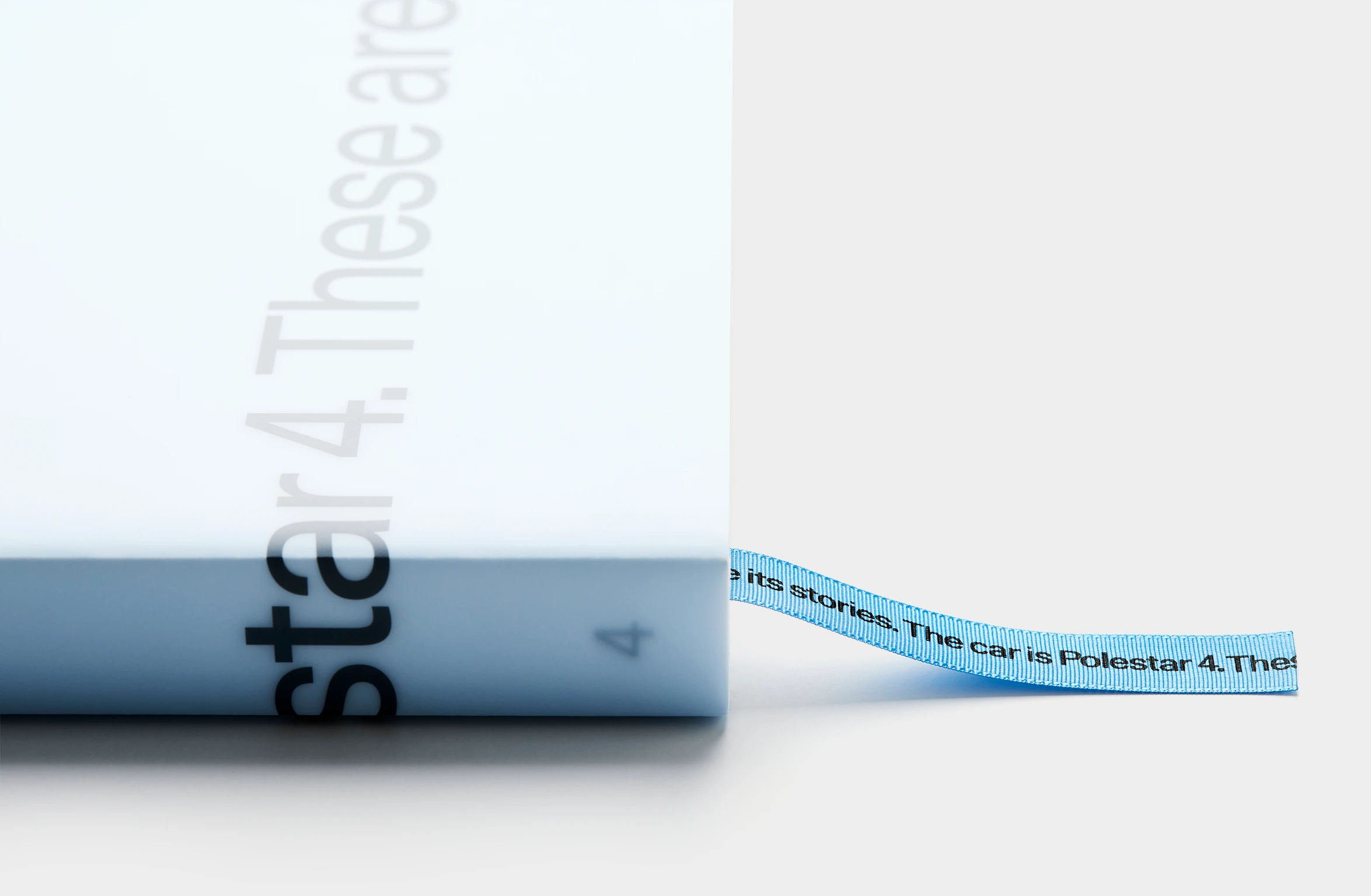 Hellblaues Buch mit dezent aufgeprägtem Text und Lesezeichen in Blau