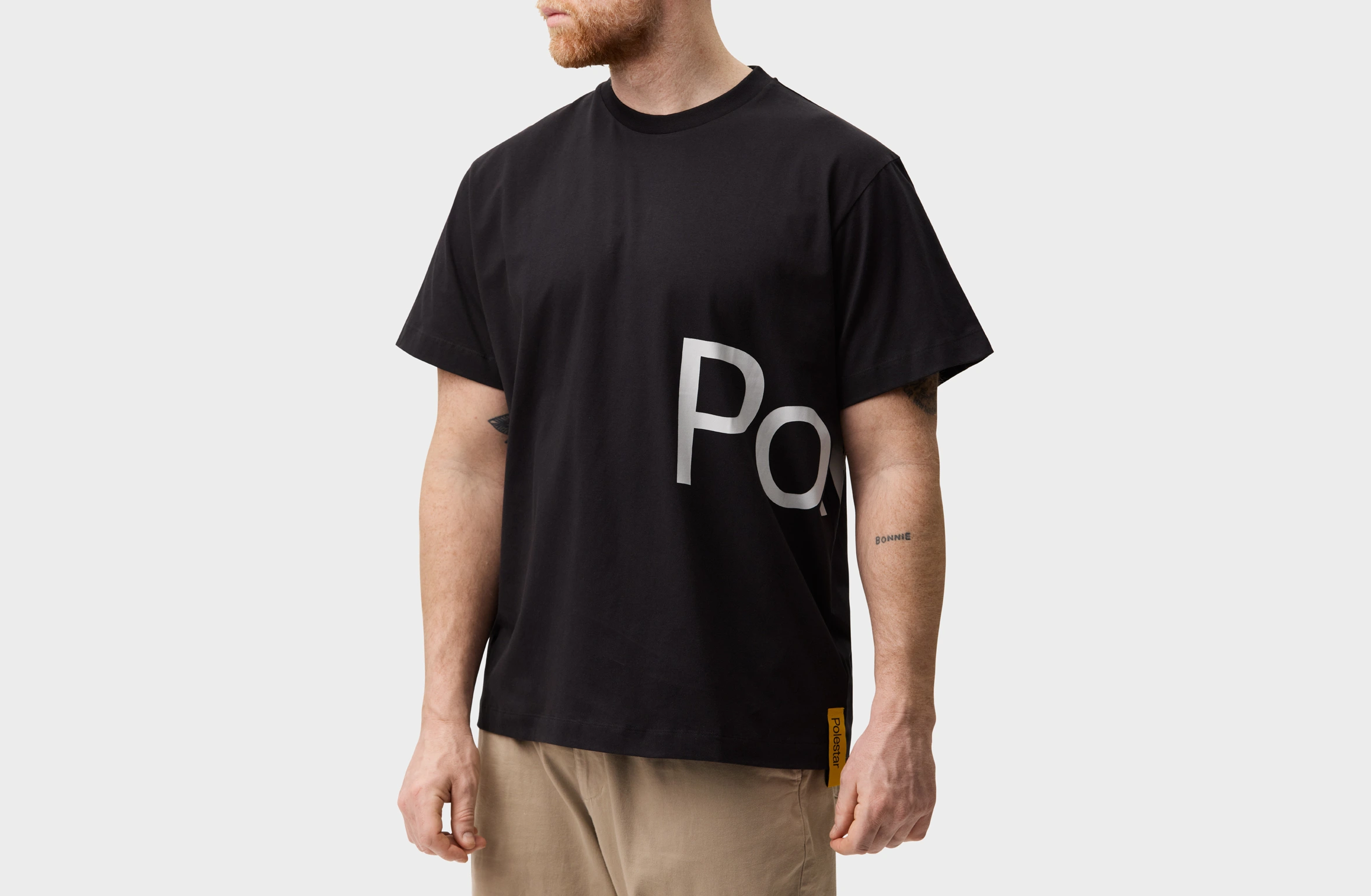 Sort T-shirt med et Polestar-ordmærke, der strækker sig fra forsiden til bagsiden