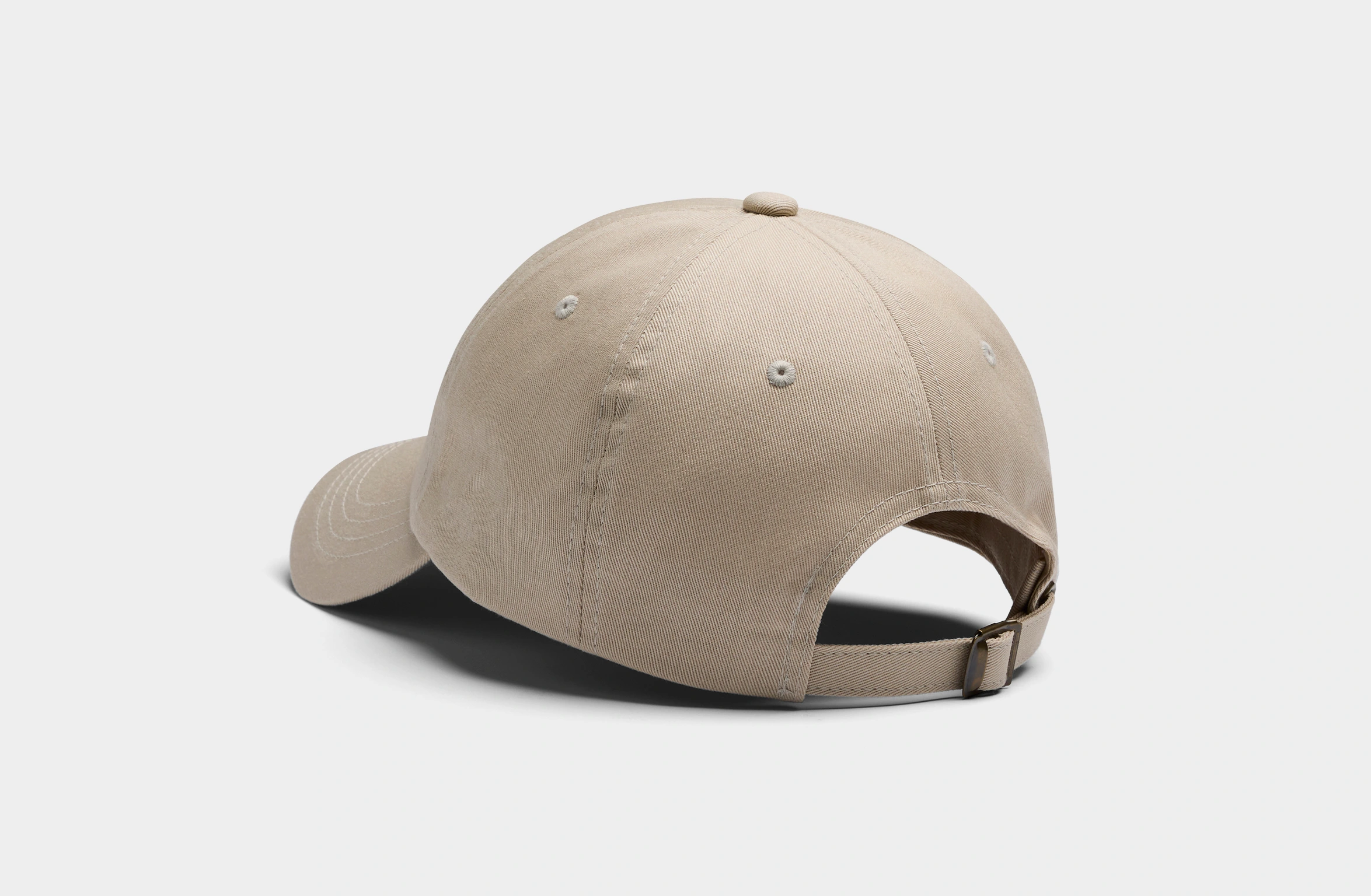 Beige kasket med hvid Polestar-symbol på forsiden