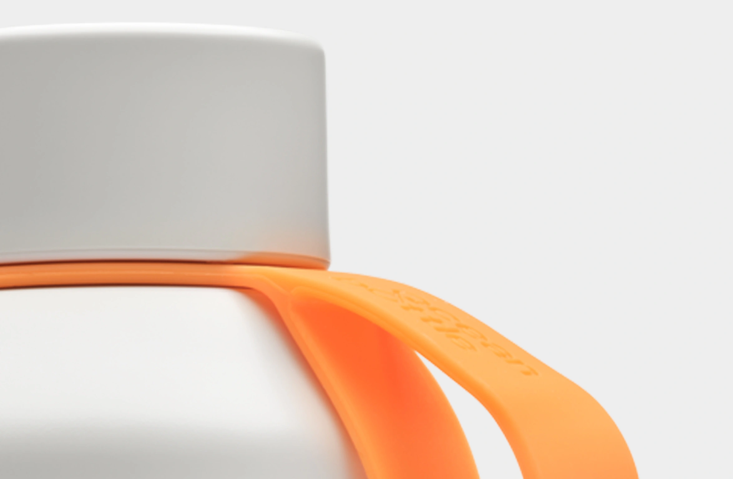 Grå vandflaske med hvidt Polestar-ordmærke og orange detaljer