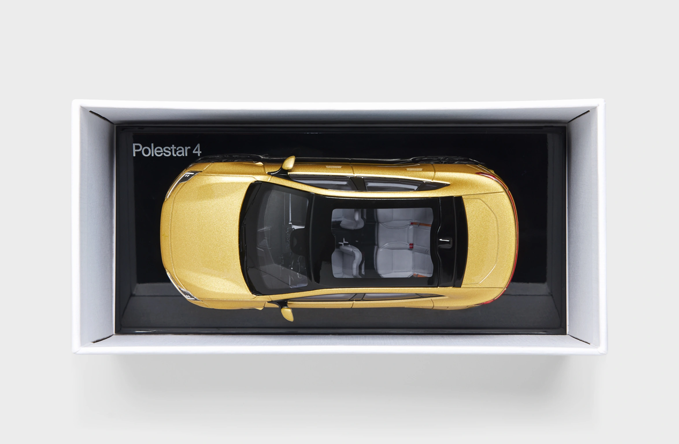 Polestar 4 skalamodel i størrelsesforholdet 1:43 gold