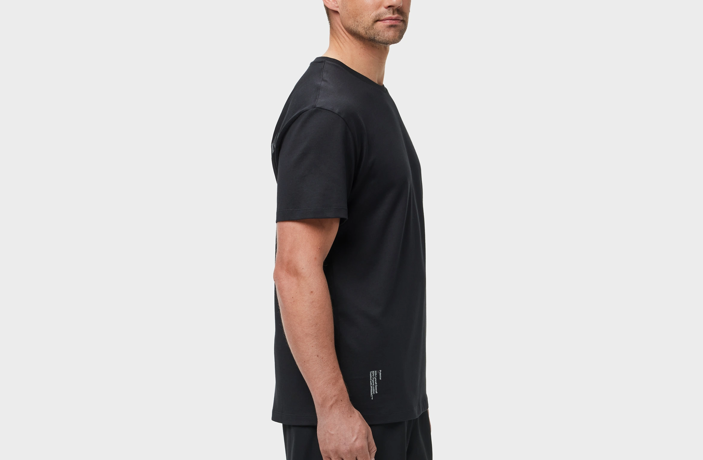 Zwart T-shirt met groot ton-sur-ton Polestar-woordmerk op de bovenrug