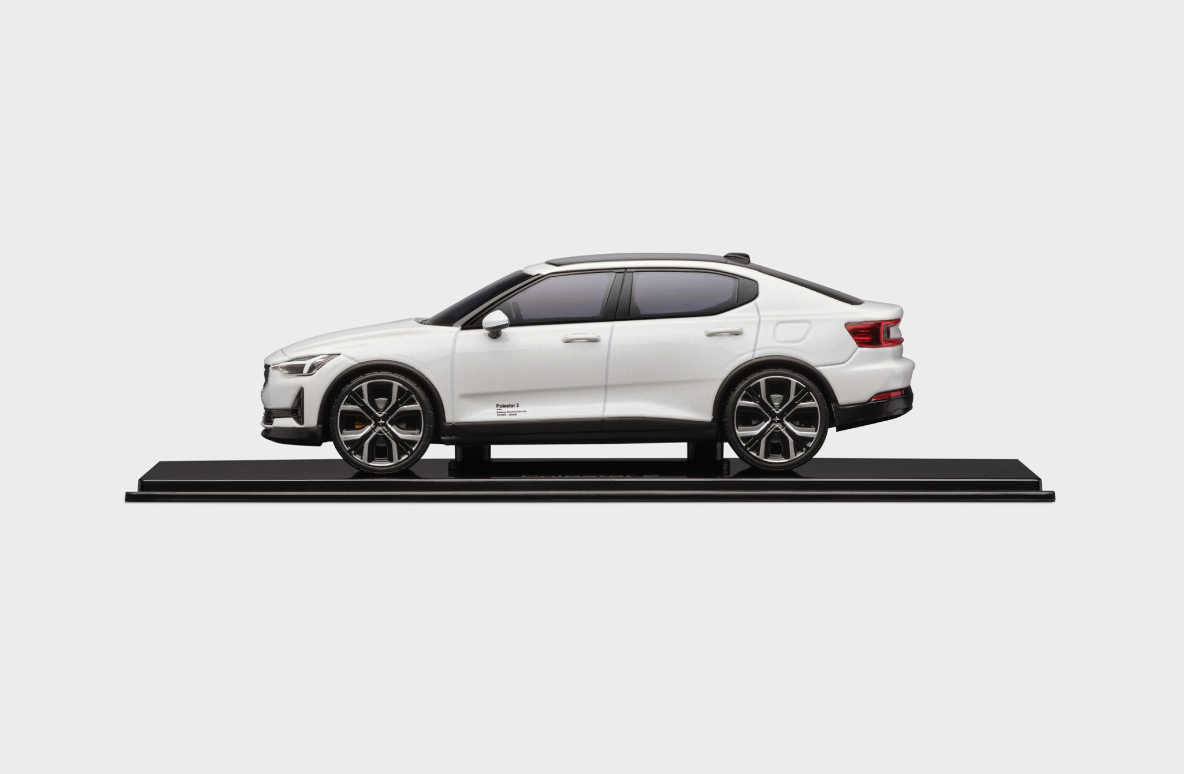 Skalmodell av Polestar 2 i skala 1:43 i färgen snow
