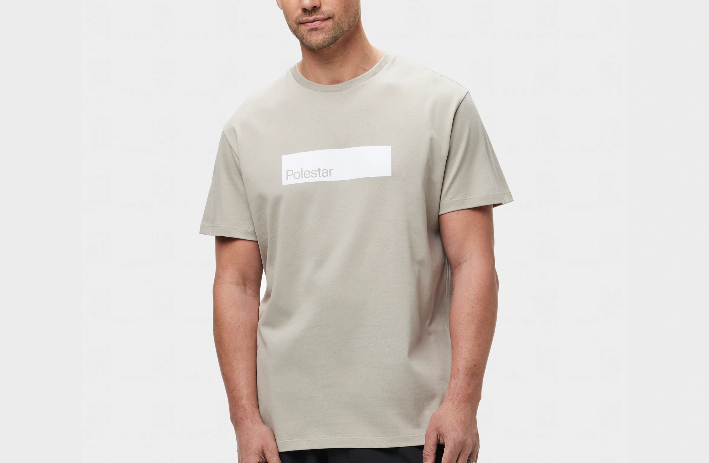 Beigefarbenes T-Shirt mit farblich abgestimmtem Polestar Logo auf weißem Rechteck vorn