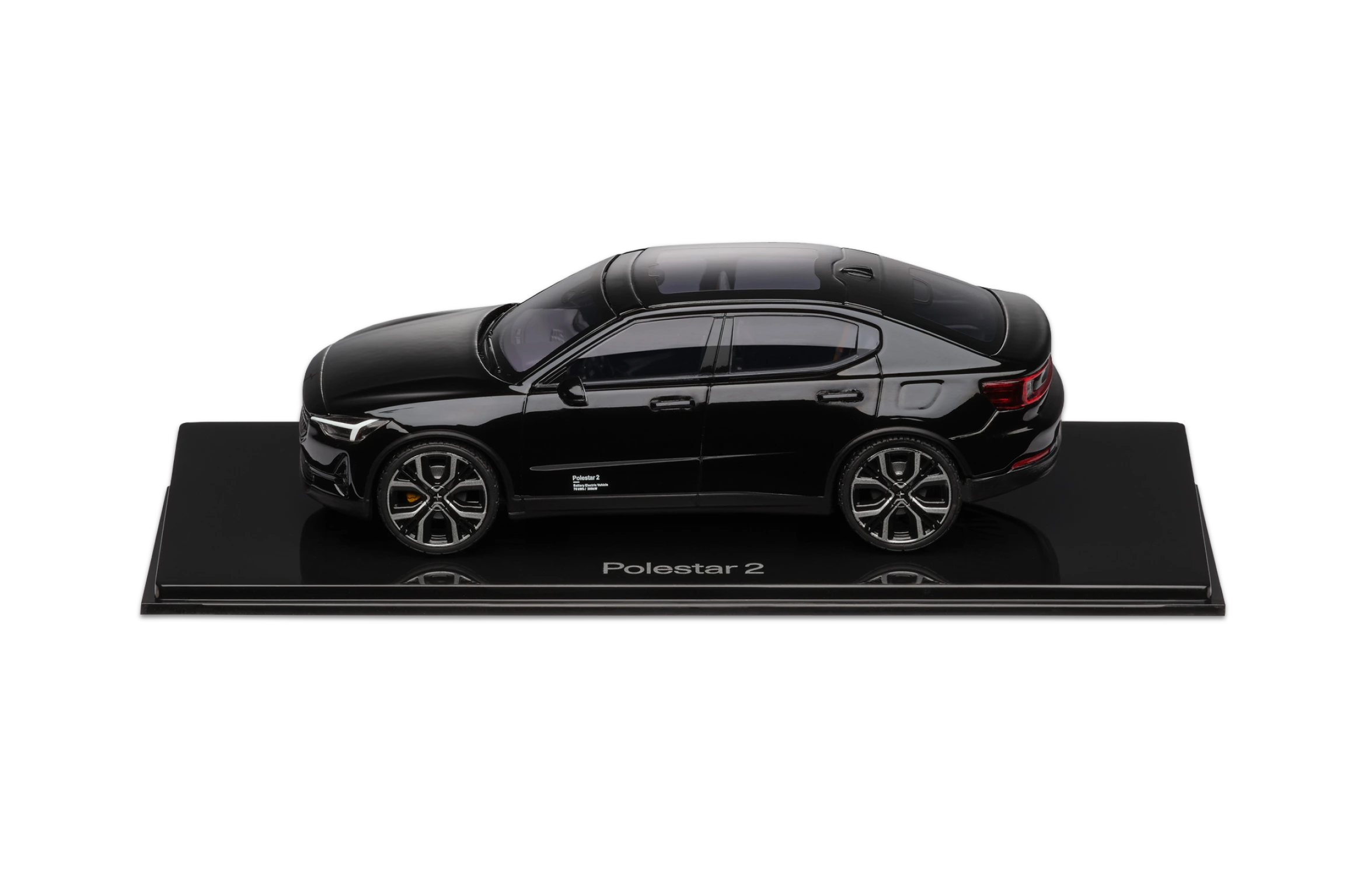 Skalmodell av Polestar 2 i skala 1:43 i färgen void