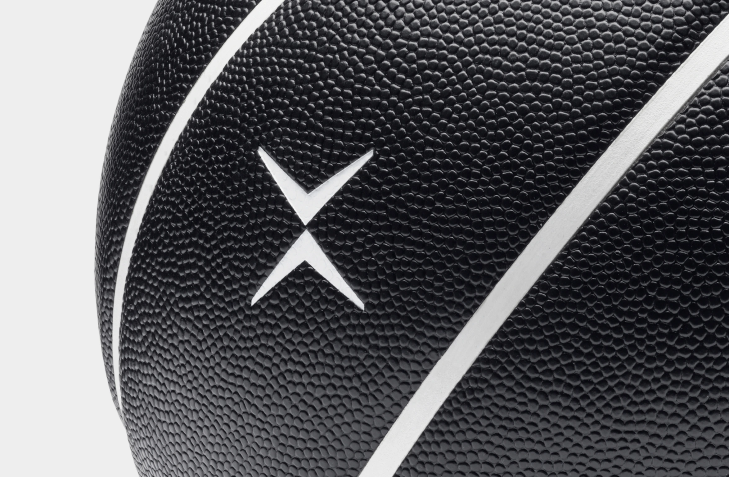 Svart basketboll med vita linjer och Polestar-ordmärke