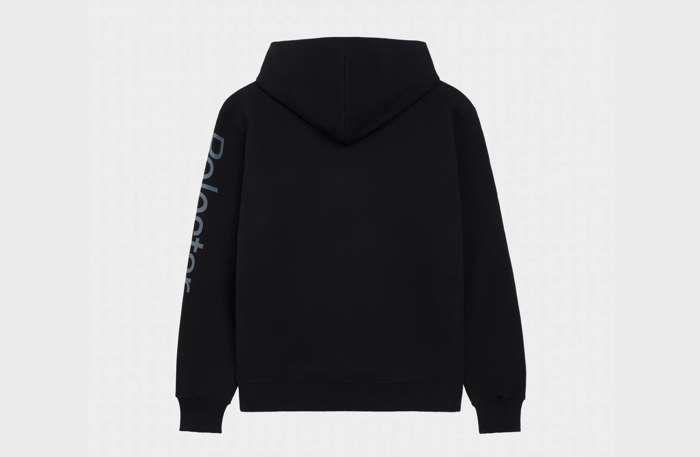 Schwarzer Hoodie mit großem Polestar Schriftzug am linken Ärmel
