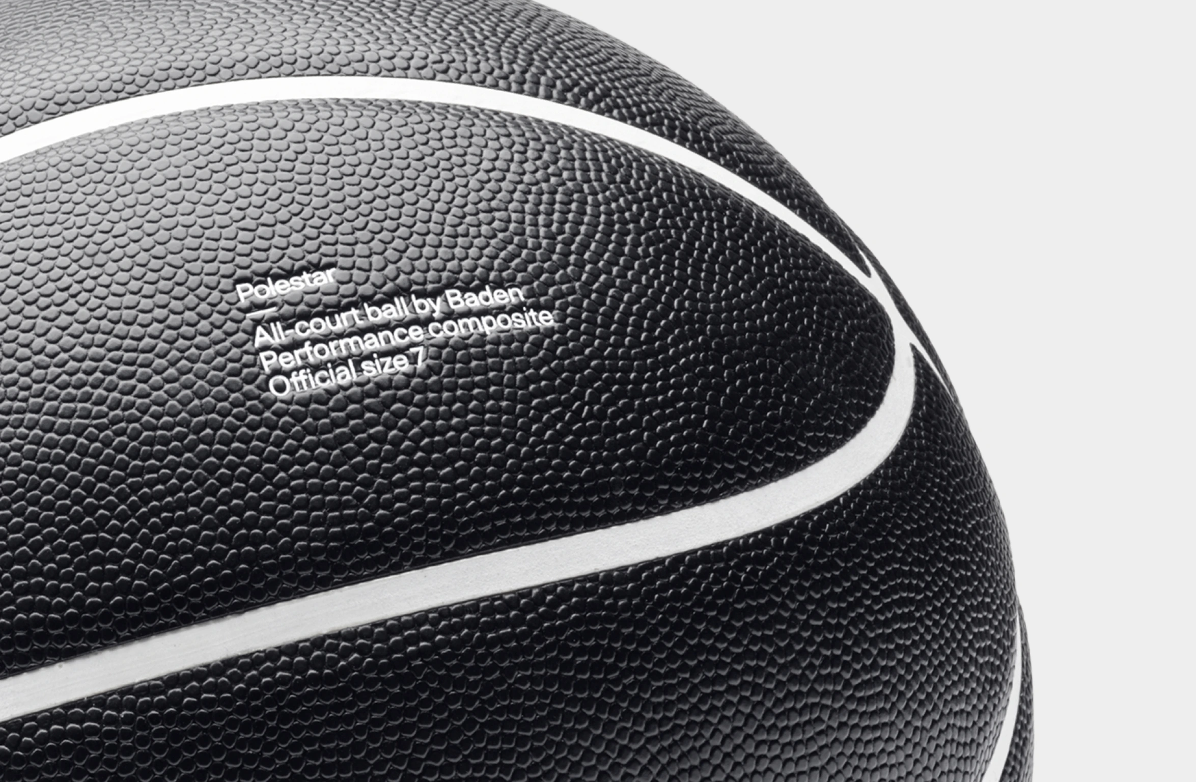 Svart basketboll med vita linjer och Polestar-ordmärke