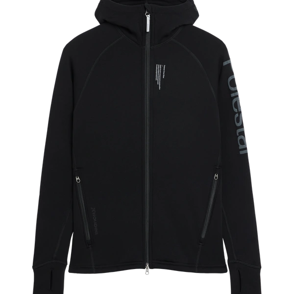 Zwarte hoodie met doorlopende ritssluiting, voorzien van Polestar-woordmerk op de linkermouw en Polestar-logo links op de achterkant