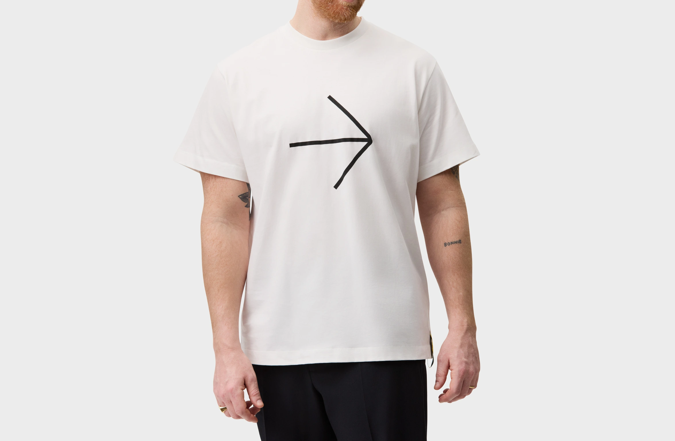 Wit T-shirt met grote zwarte pijl op de voorkant