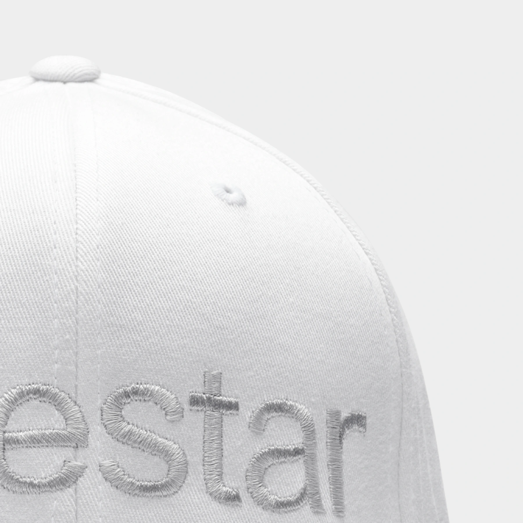 Vit keps med ton-i-ton Polestar-ordmärke