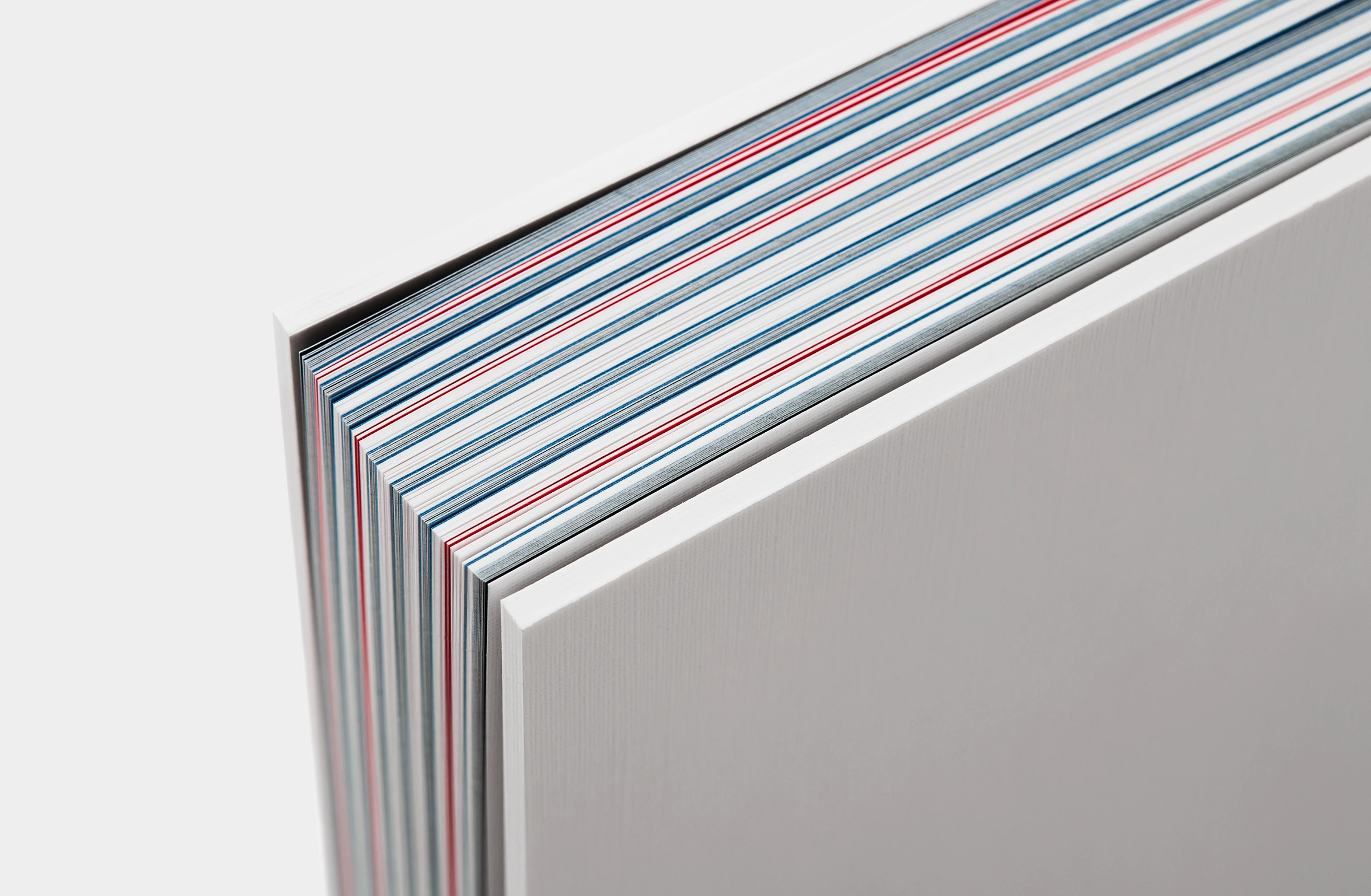 Lichtblauw boek met subtiele reliëftekst en blauwe bladwijzer