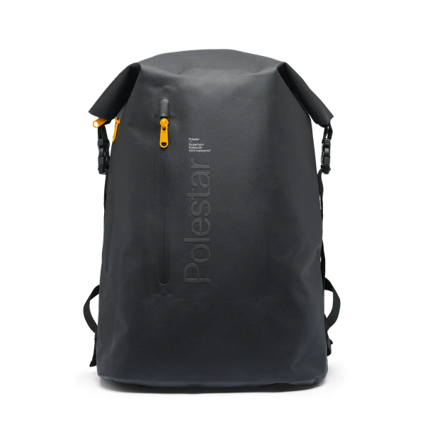 Zwarte waterdichte rolltop rugzak met gele ritstrekkers en ton-sur-ton Polestar-woordmerk op de voorkant.