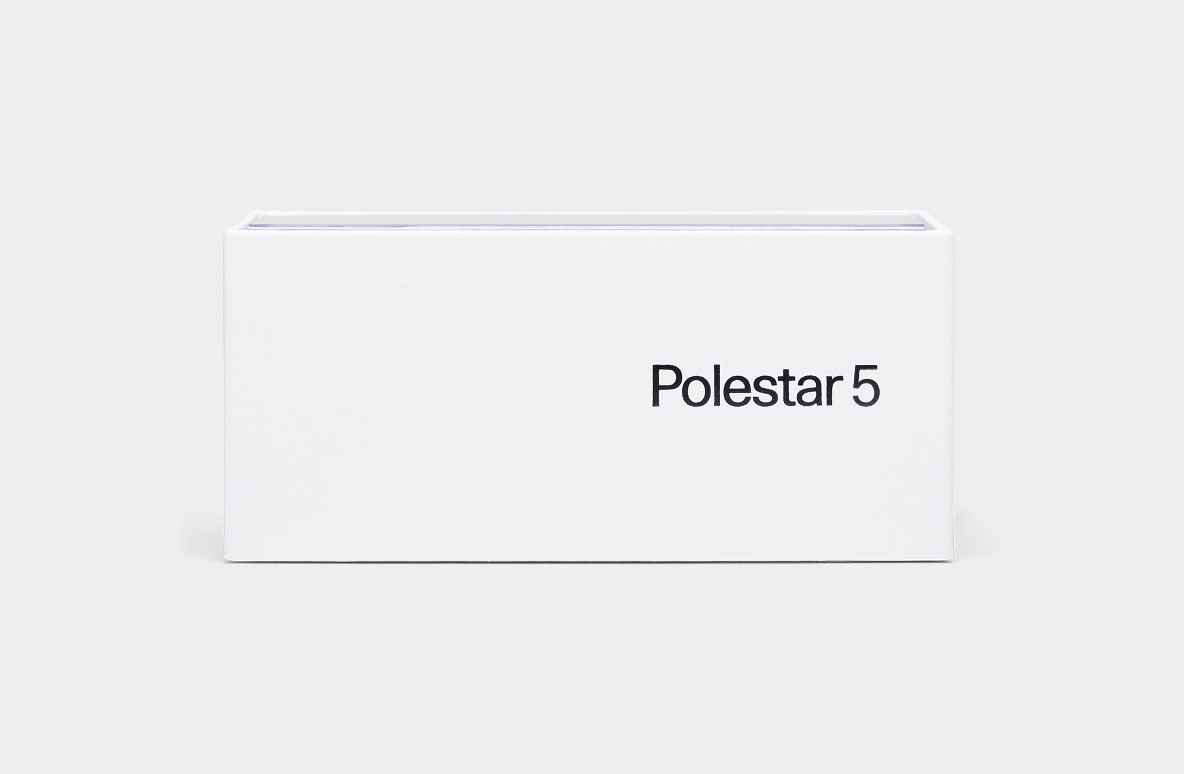 Polestar 5 skalamodel i størrelsesforholdet 1:43 i snow