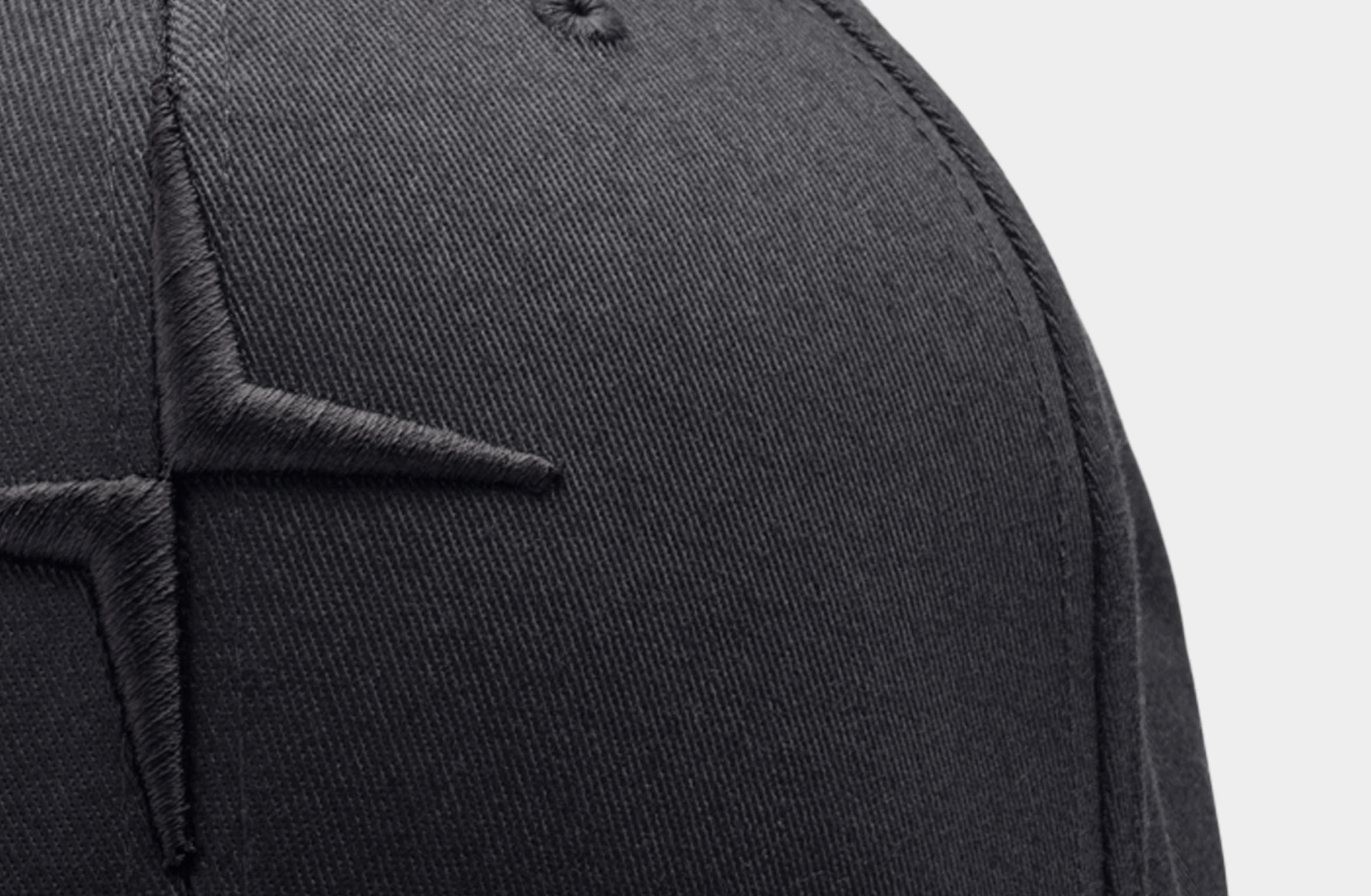 Svart caps med Polestar-symbol i en annen svart fargetone på forsiden