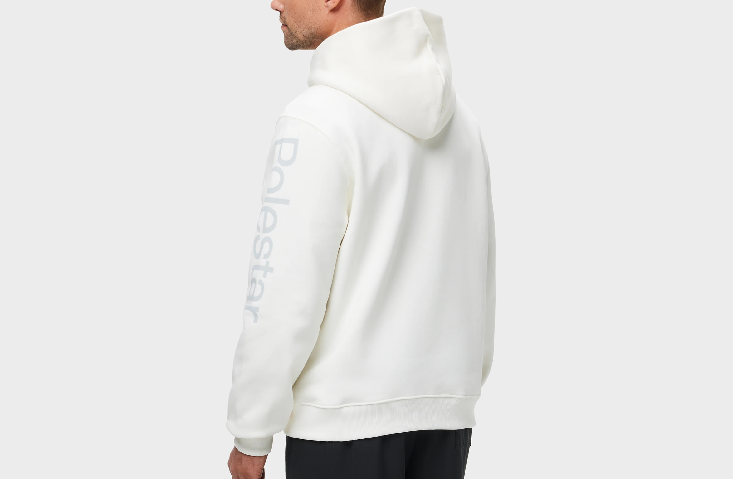 Witte hoodie met groot Polestar-woordmerk op de linkermouw
