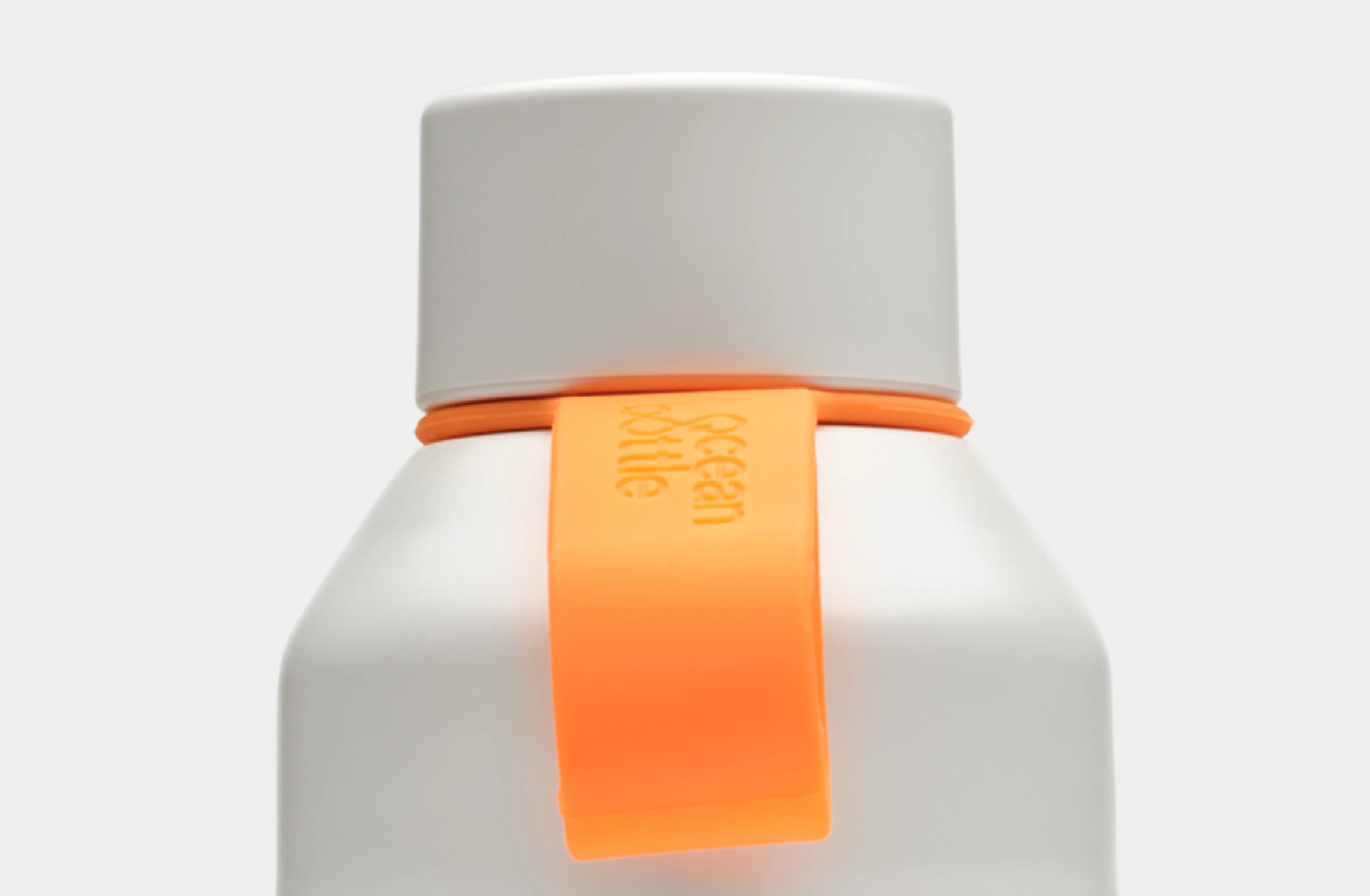 Grijze waterfles met wit Polestar-woordmerk en oranje details