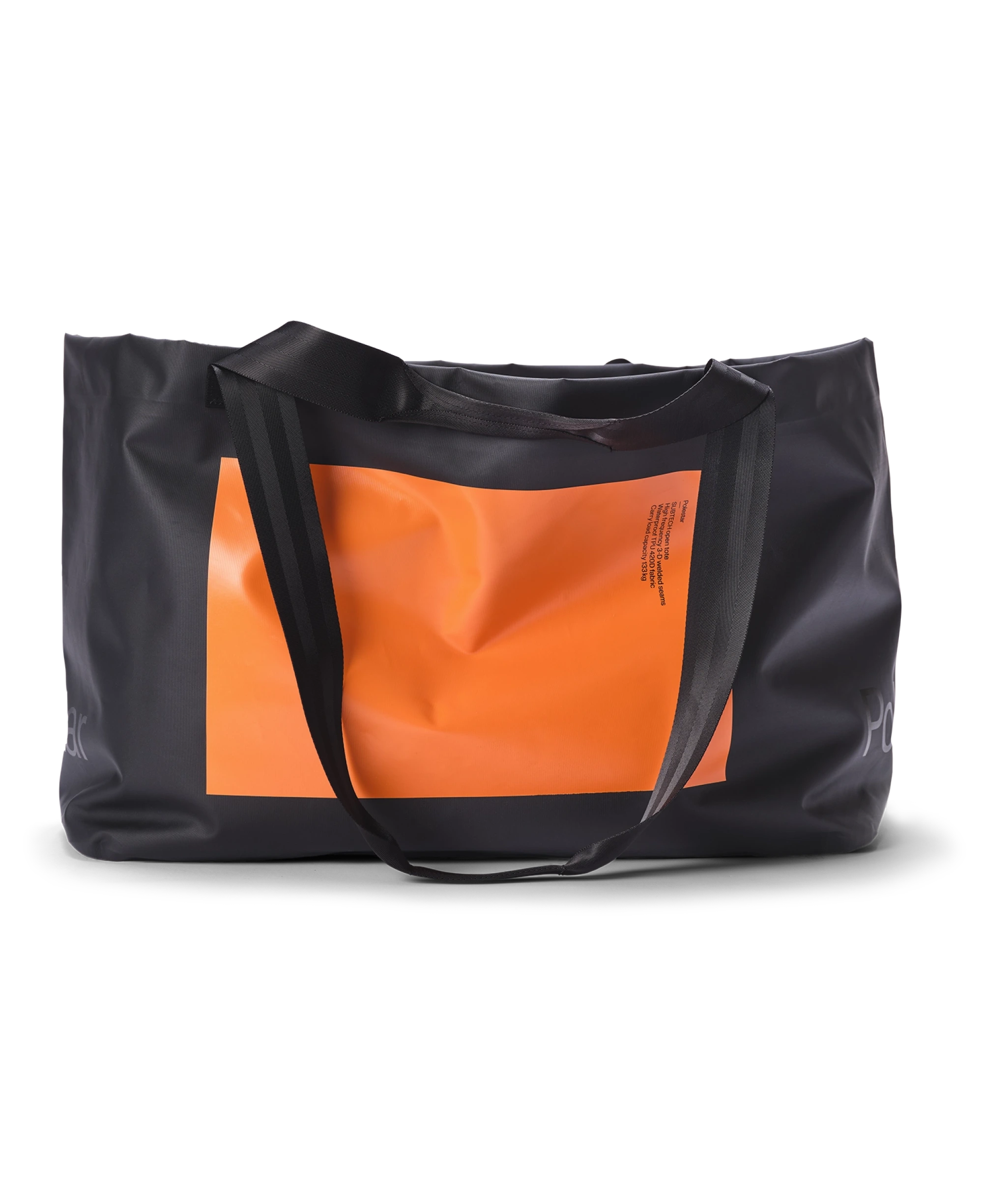 Zwarte waterdichte open draagtas met groot oranje rechthoekig design en klein Polestar-woordmerk op de voorkant
