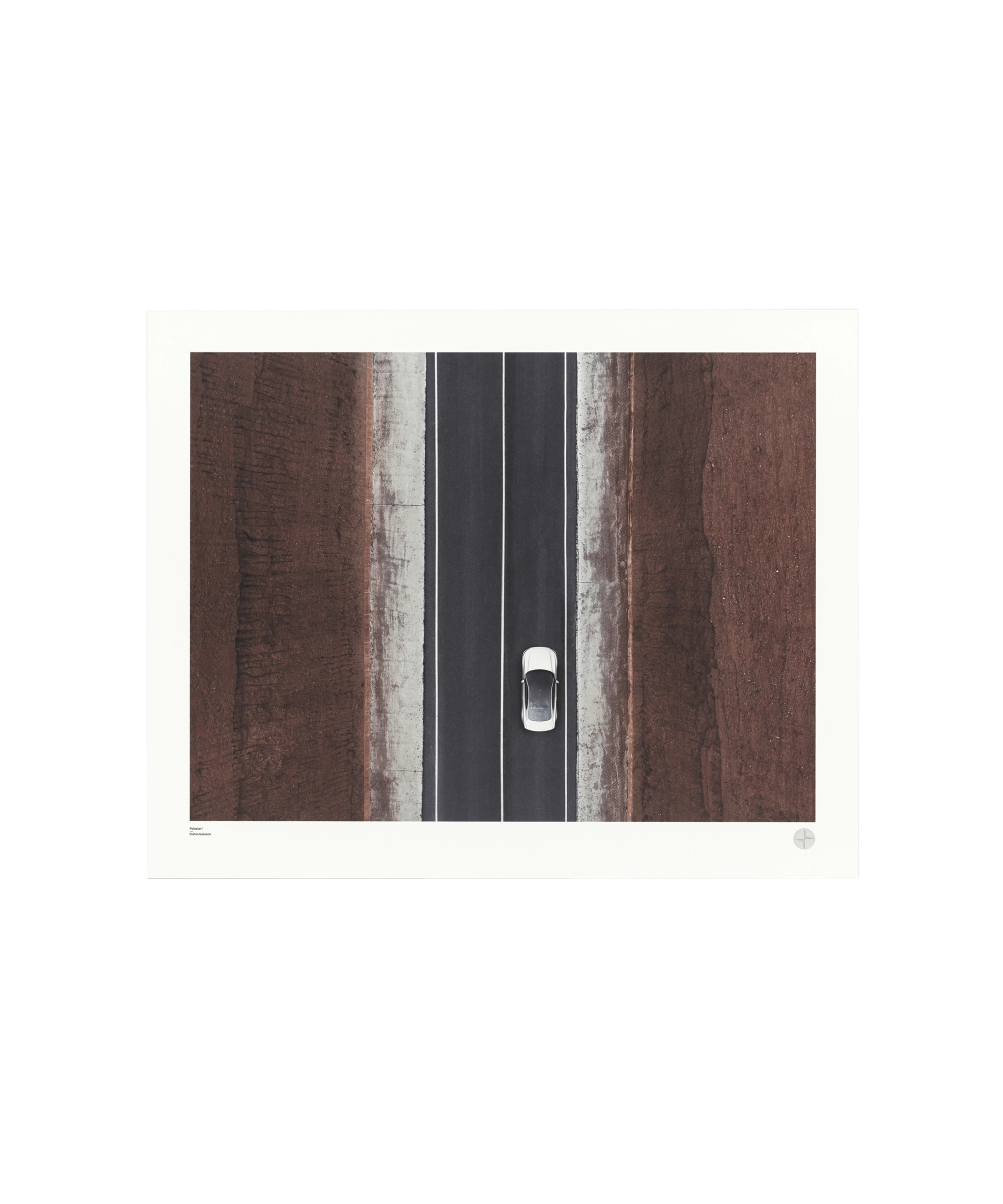 Kunsttrykk av en Polestar-bil på en rett vei, sett ovenfra