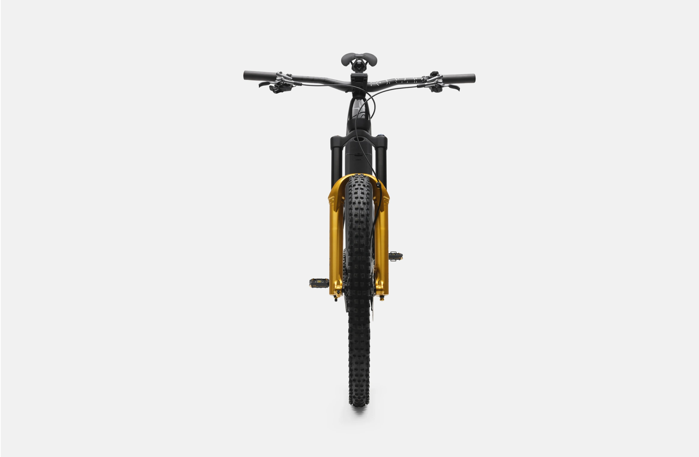Elektrisk mountainbike med sort kulfiberstel, guldfarvet Öhlins-affjedring og Schwalbe-dæk i samarbejde med Allebike.