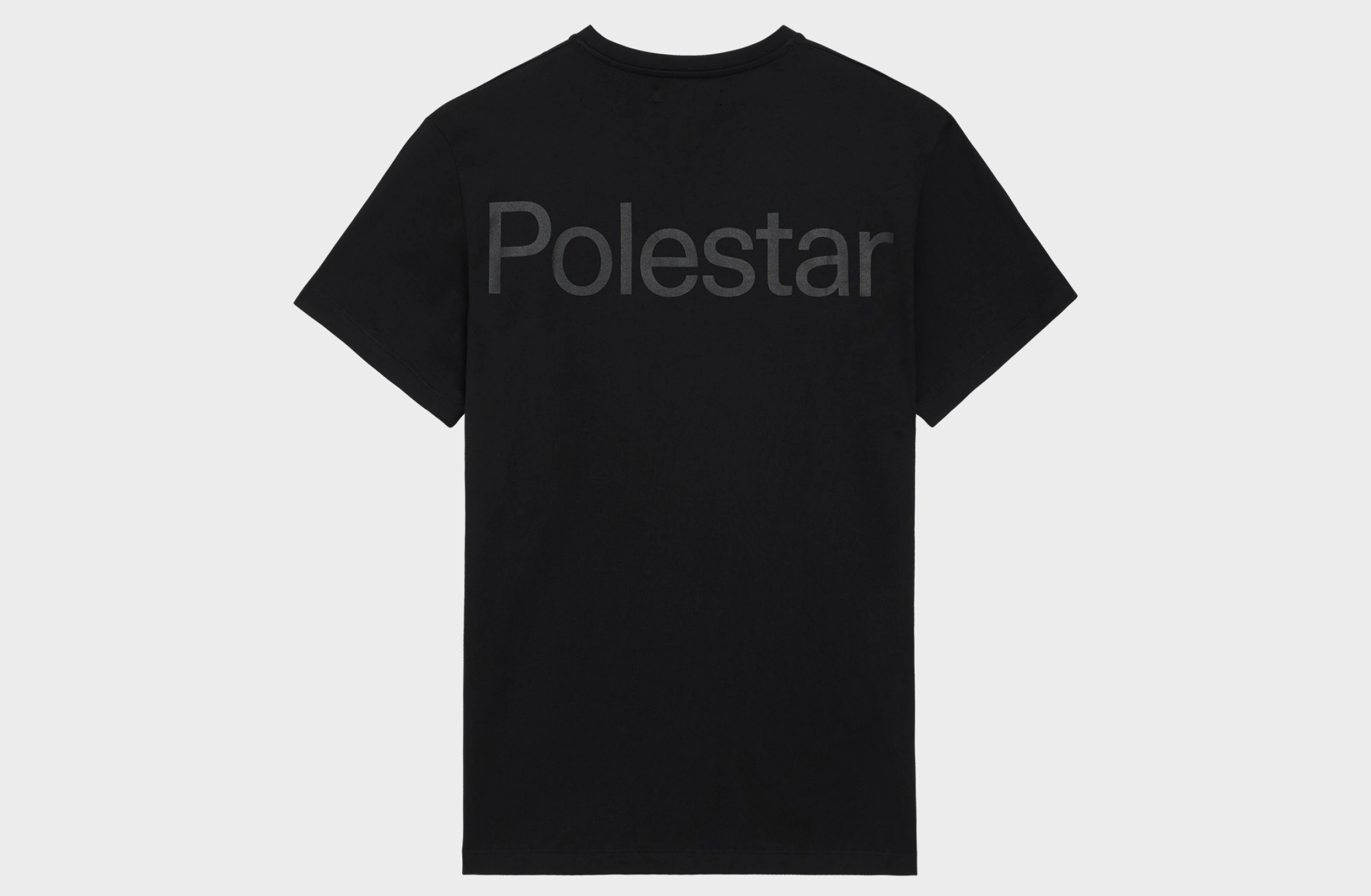 Musta t-paita, jossa on suuri sävytetty Polestar-sanamerkki selkäosan yläosassa.