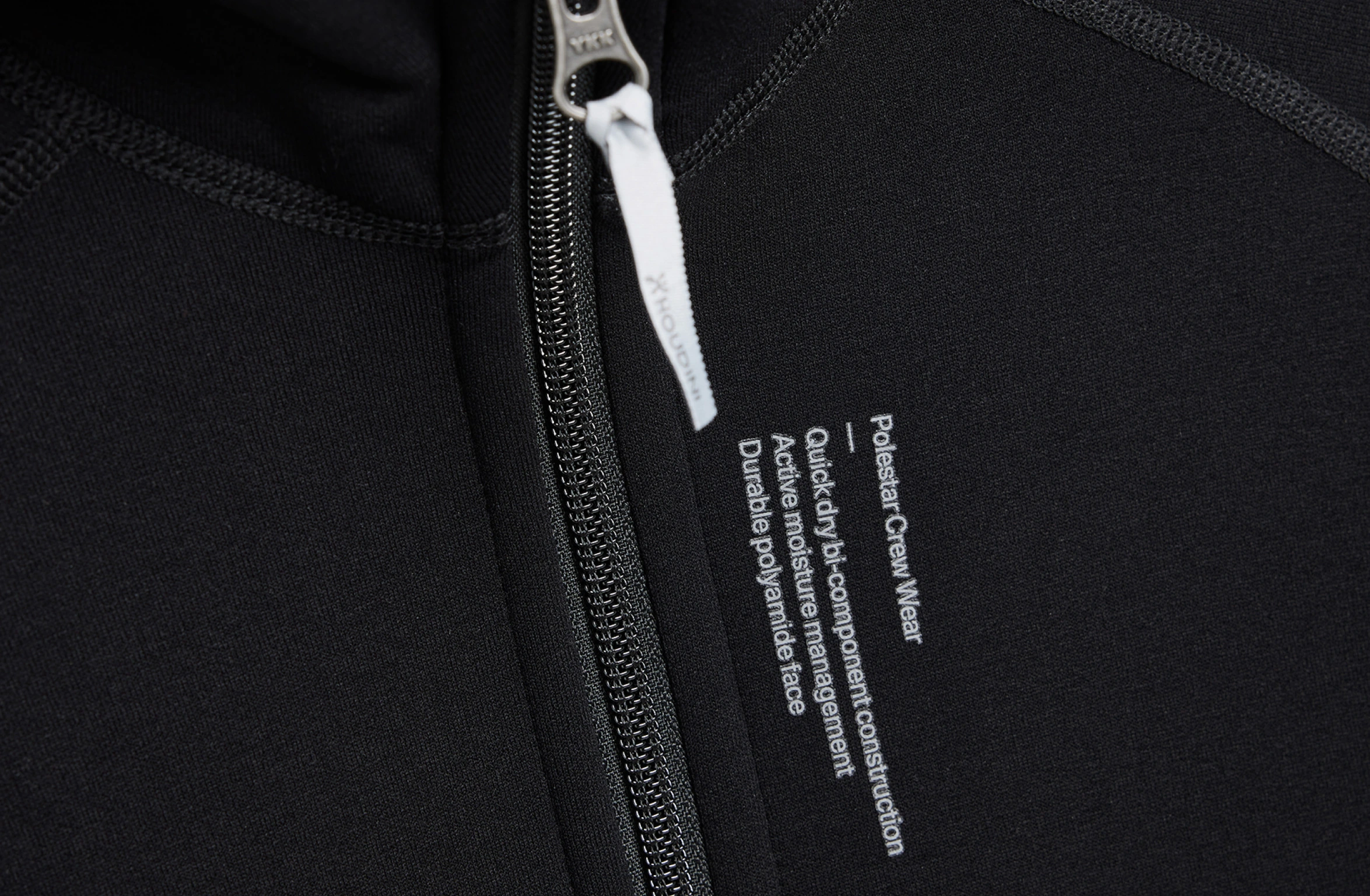 Schwarzer Hoodie mit Polestar Schriftzug am linken Ärmel und Polestar Logo auf der linken Rückenpartie