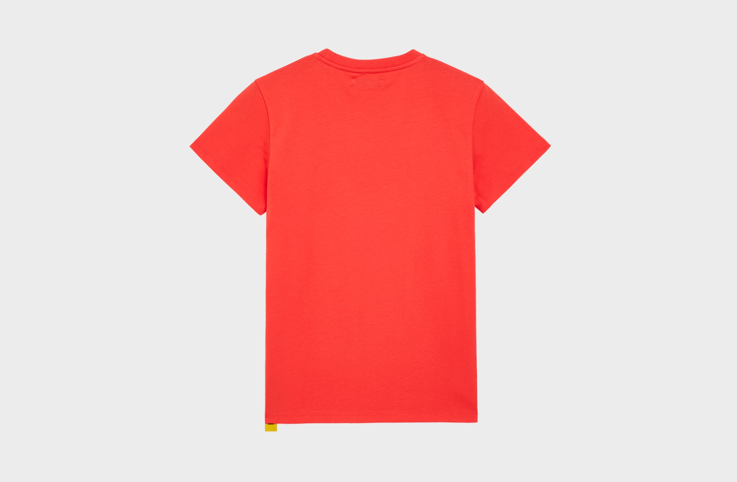 Röd t-shirt för barn med ton-i-ton Polestar-ordmärke på framsidan och gul sidotagg