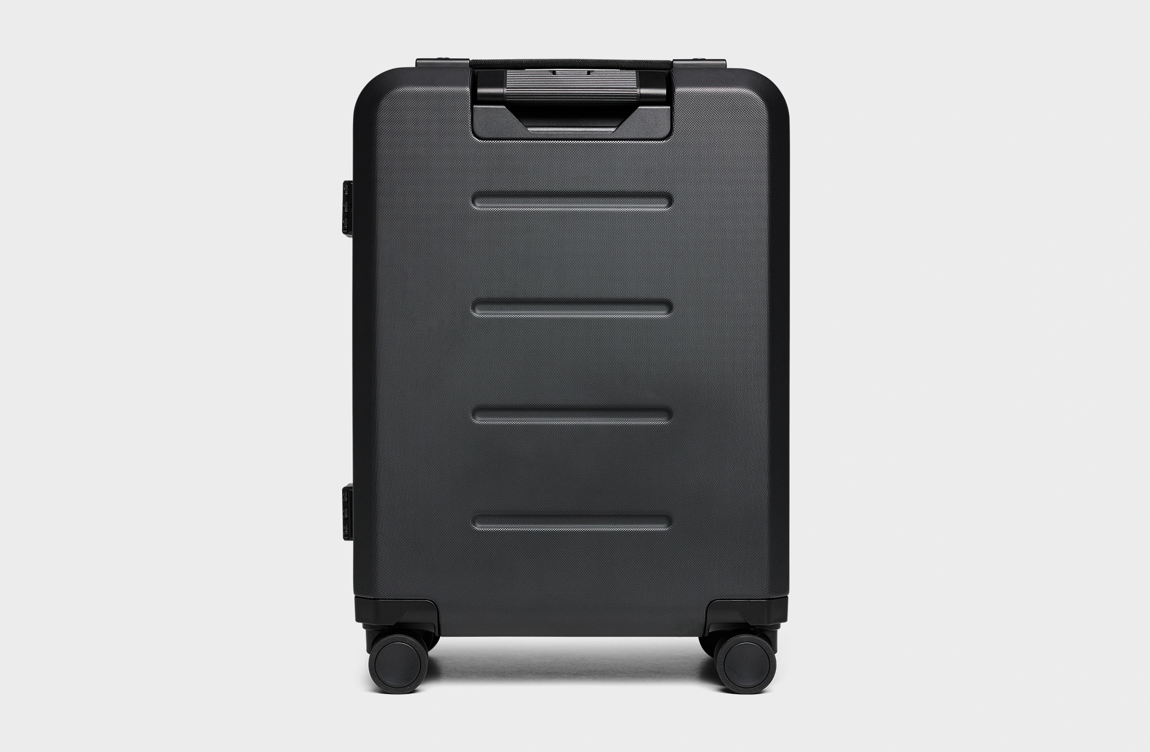 Sort hardcase-kuffert med forstærkede kanter, sikre låse og Polestar x Db-branding på siden.