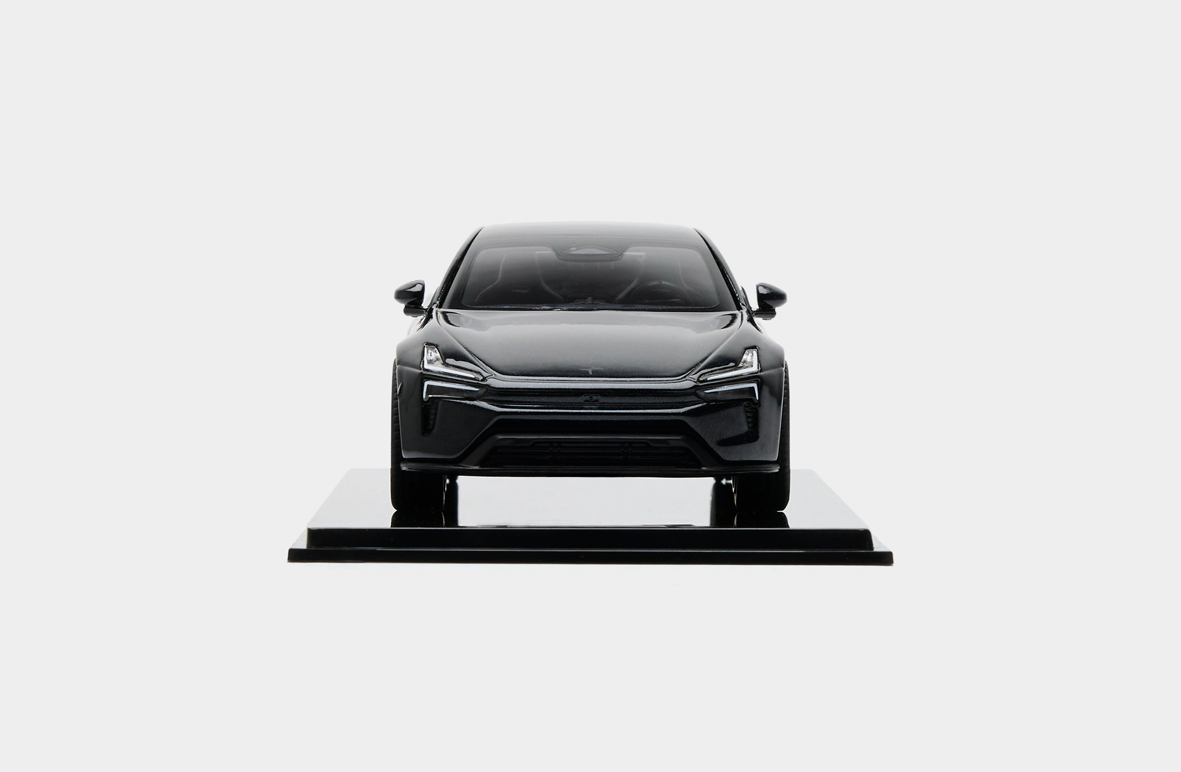 Polestar 5 skalamodel i størrelsesforholdet 1:43 i space