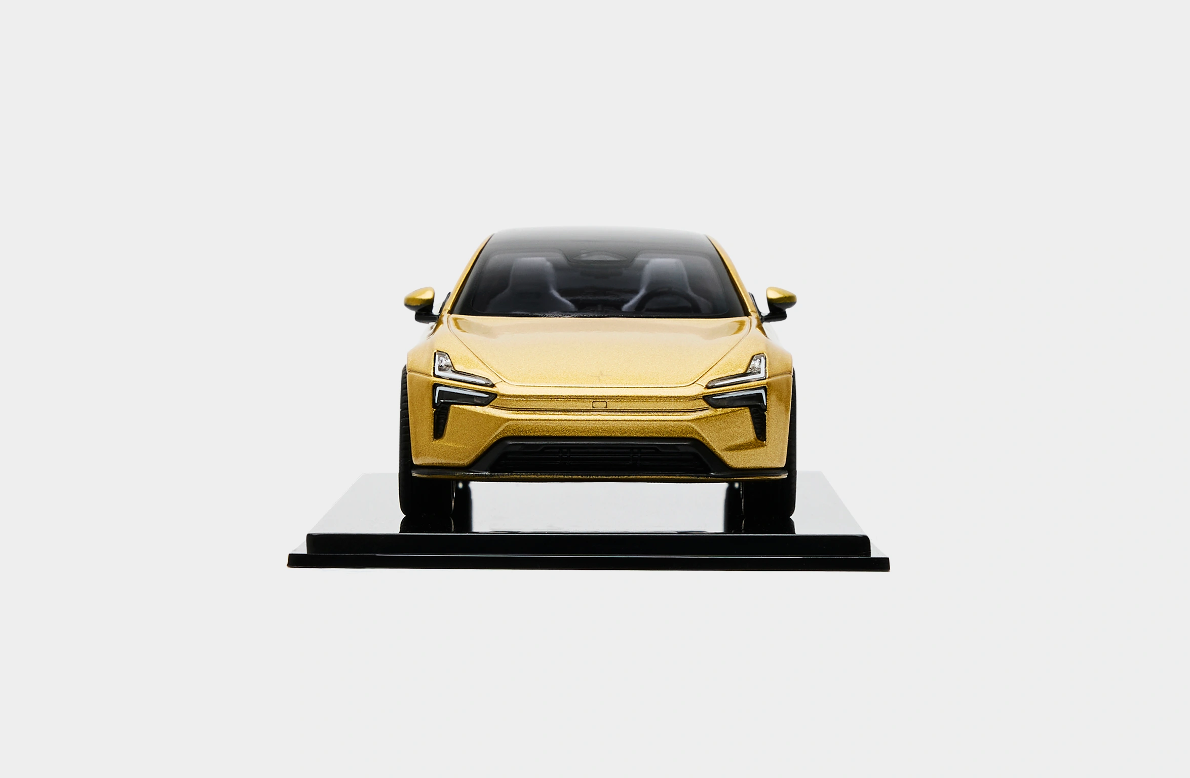 Skalmodell av Polestar 5 i skala 1:43 i färgen gold