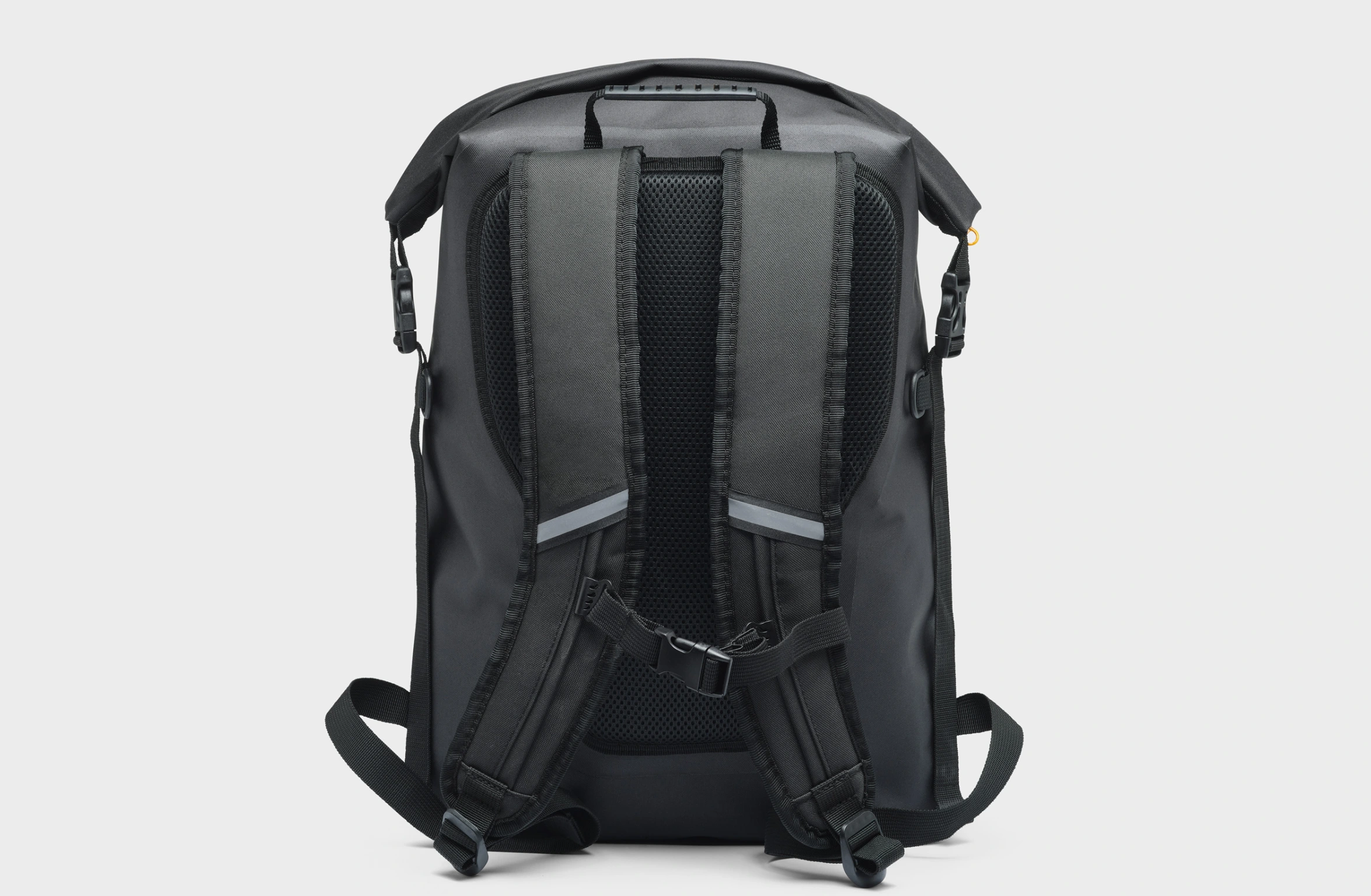 Wasserdichter Rolltop-Rucksack in Schwarz mit gelben Reißverschlüssen und farblich abgestimmtem Polestar Schriftzug vorn