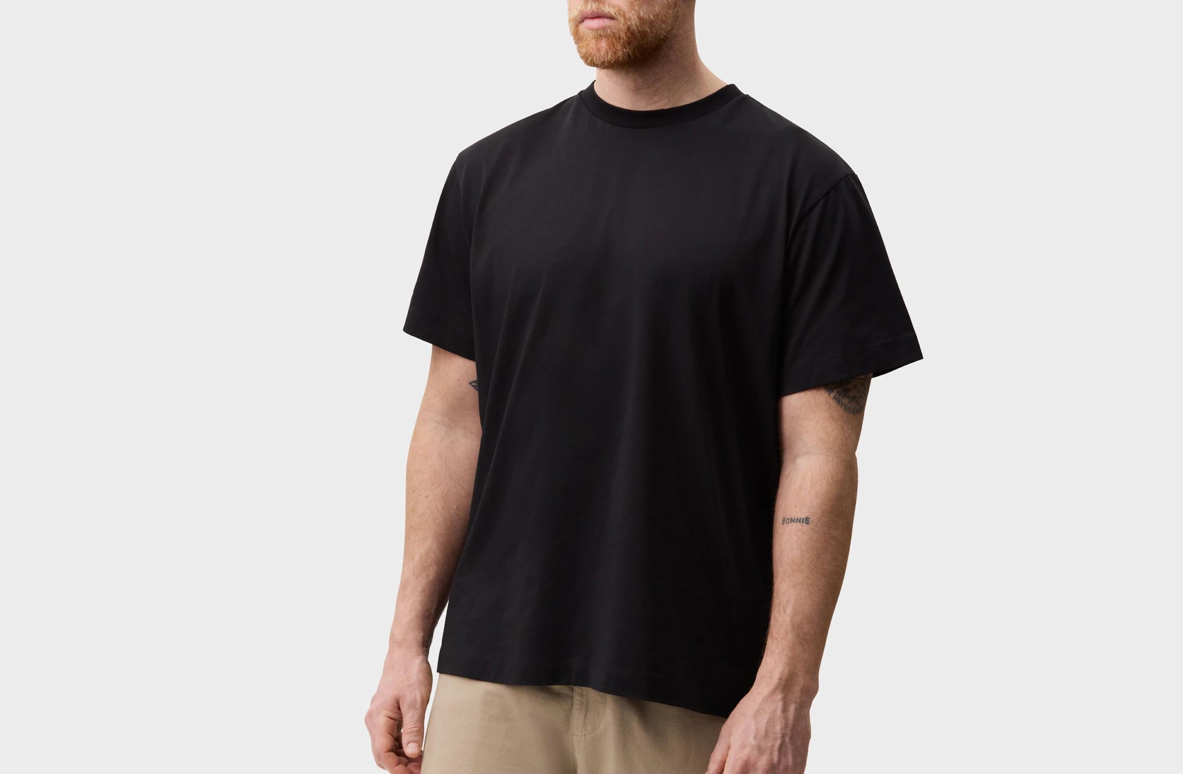 Zwart T-shirt met vetgedrukt teddy Polestar-woordmerk in rood en geel op de bovenrug