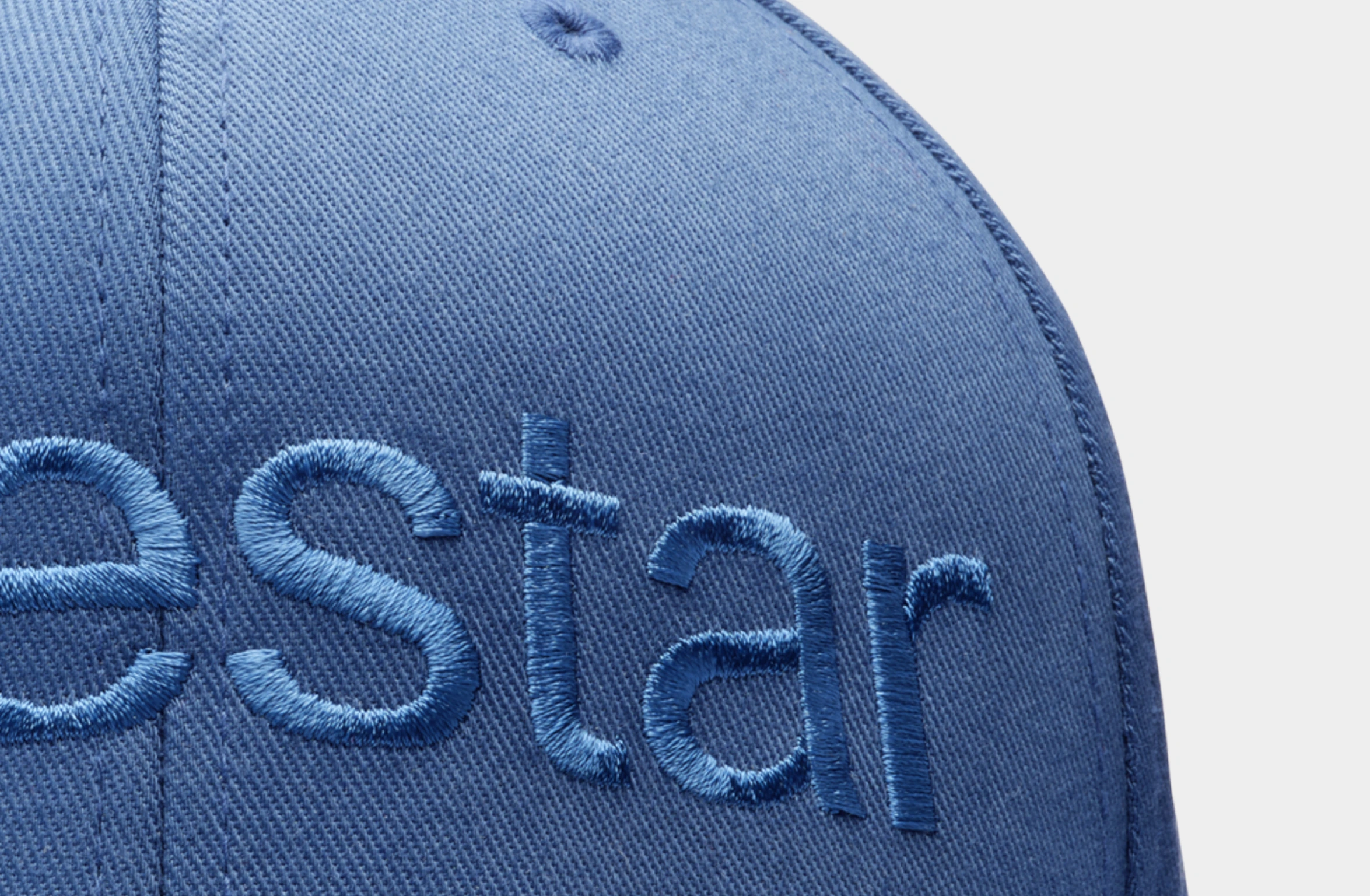 Blauwe pet met ton-sur-ton Polestar-woordmerk