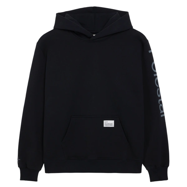 Schwarzer Hoodie mit großem Polestar Schriftzug am linken Ärmel