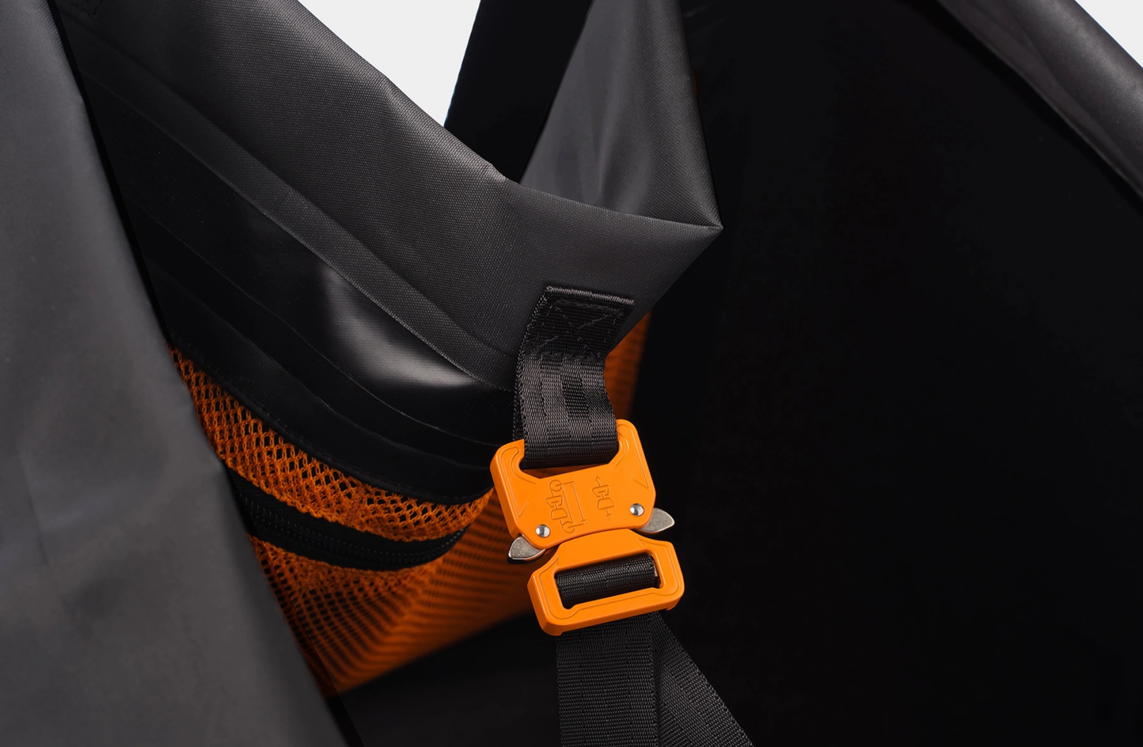 Wasserdichte offene Tragetasche in Schwarz mit großem Rechteck in Orange und kleinem Polestar Schriftzug vorn