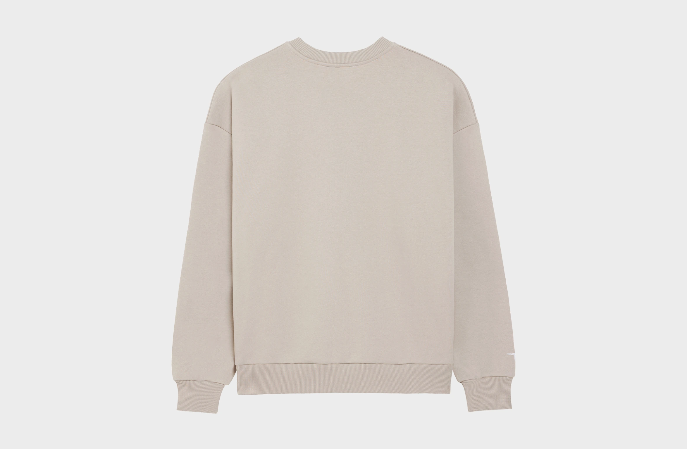 Beige sweater met tekst "02 Design everything" op de voorkant